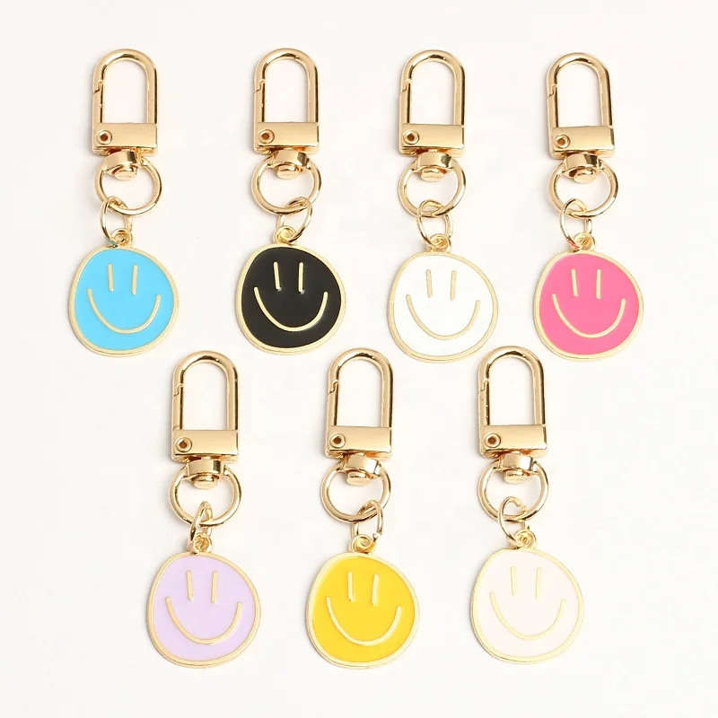 Hot selling cute smiling face pendant zinc alloy keychain candy color versatile smiling face keychain