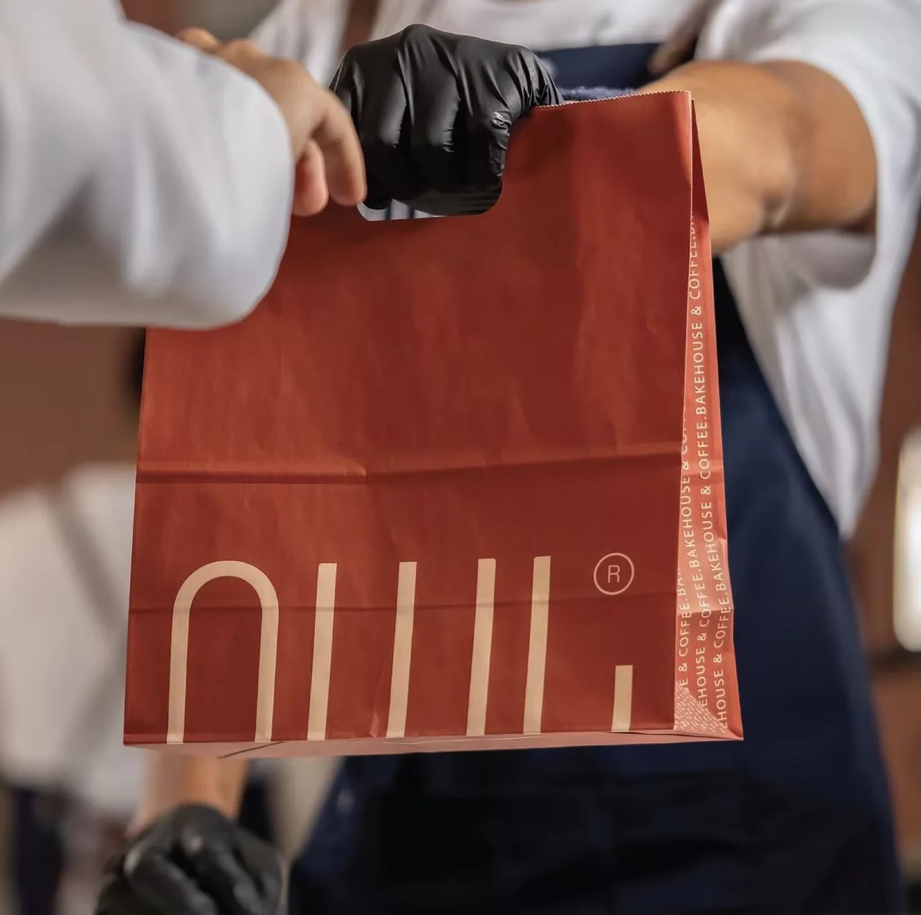 Custom Print Recyclable Die Cut Red Paper Bag Punch Holes Paper Takeouts Bag Perforation Carry Bags for Packaging Food