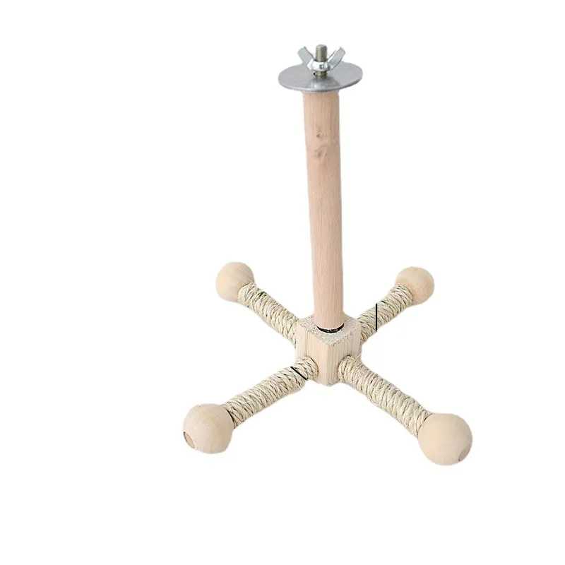 Попугай грызет вращающуюся ветряную турбинную станцию разобранную и собранную игрушку для птиц