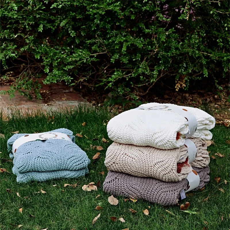 Wholesale Luxury Solid Soft Chenille Knitted Throw Blanket with Balls for Sofa Camping Home Decor PL