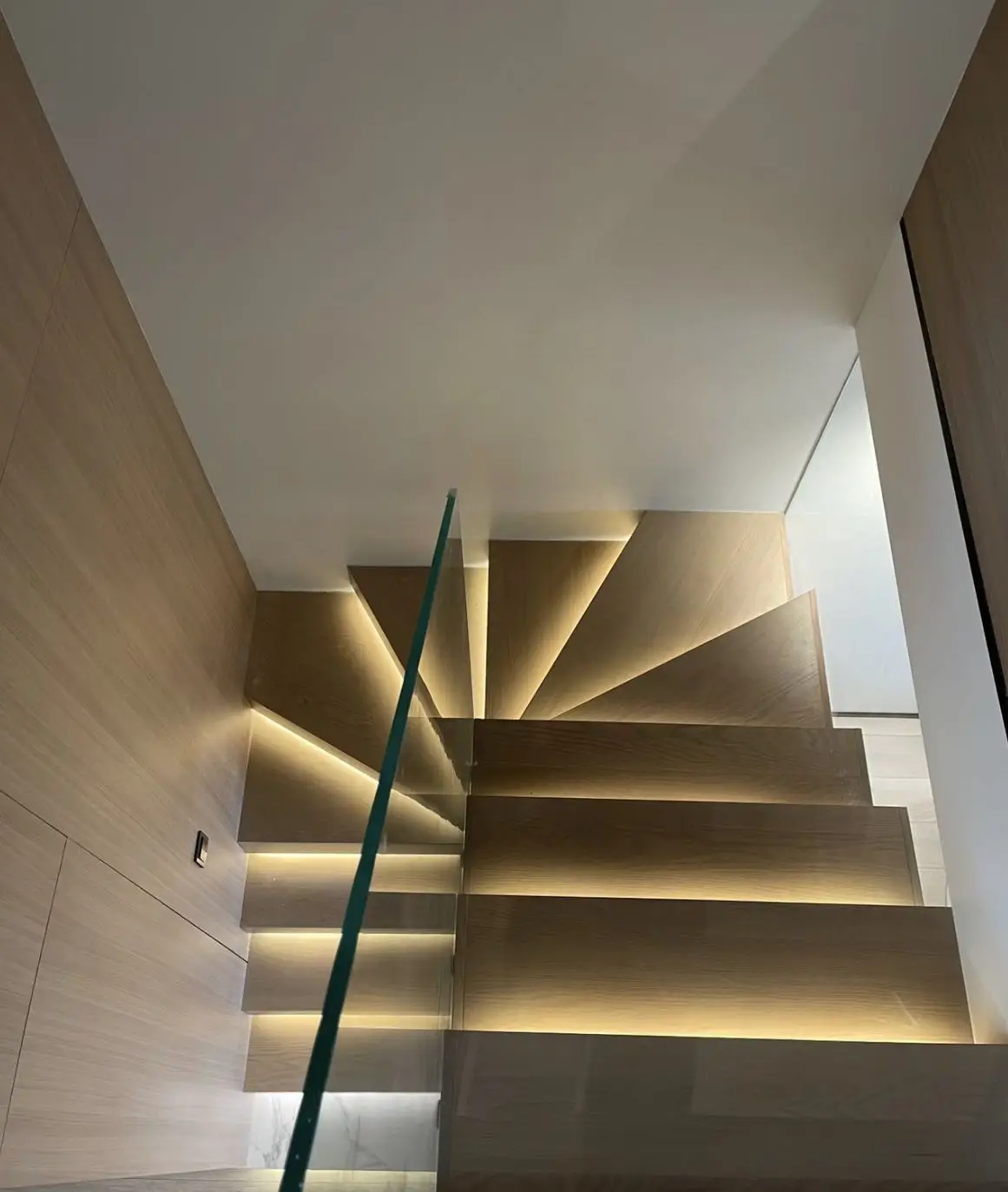 Вико одиночный Стингер современная светодиодная деревянная лестница моно Стрингер лестница