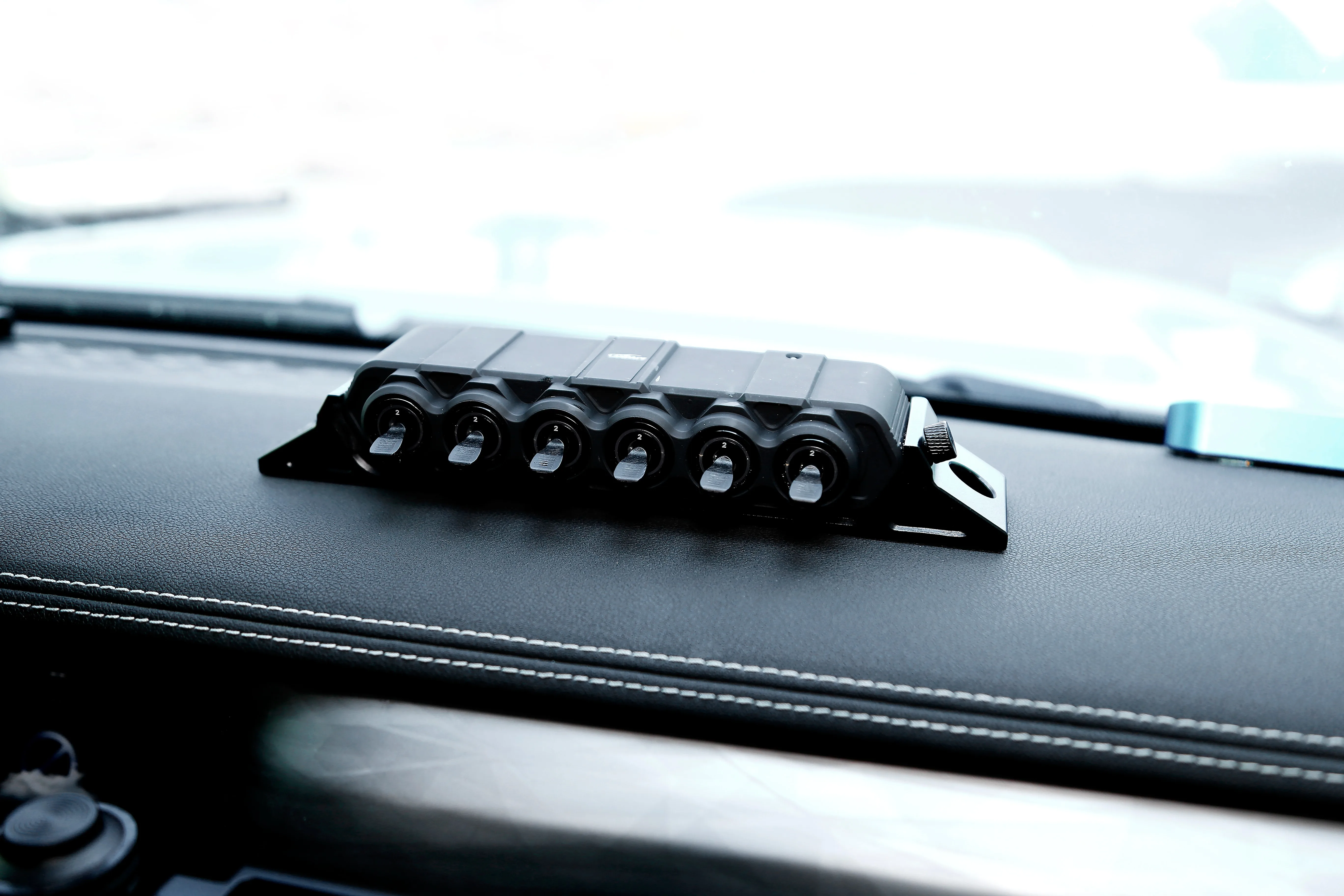 Manufacture Powder Coated 4*4 Vehicle Universal Popular Style and Design Wireless 6-gang Switch Panel Electronic Relay System