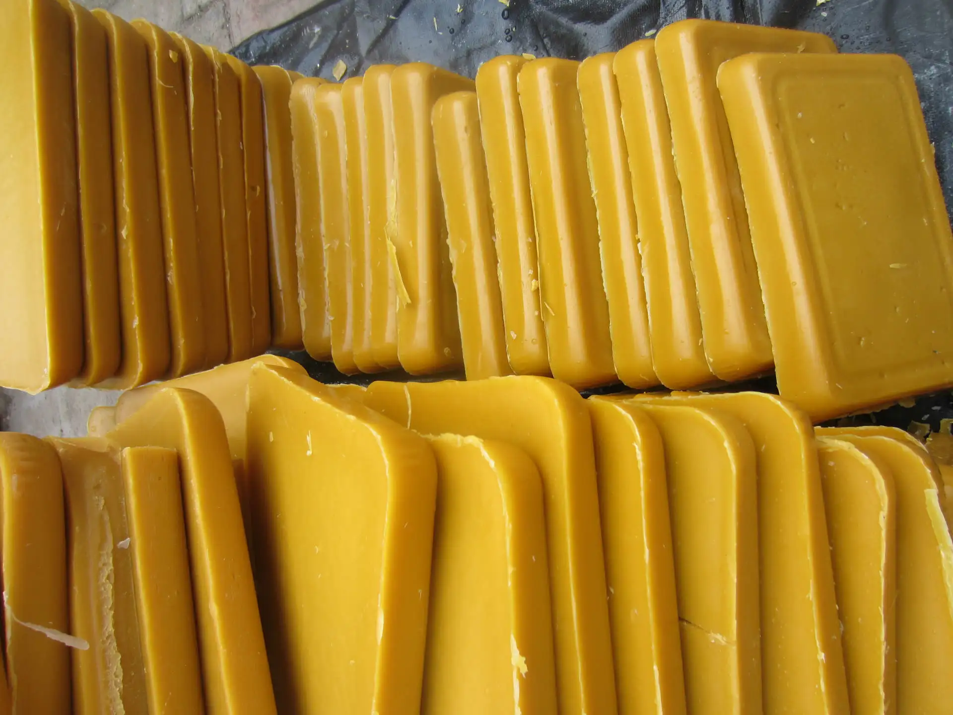 Factory High Quality Natural Beeswax Raw Yellow Beeswax Honey Wax With Yellow/White