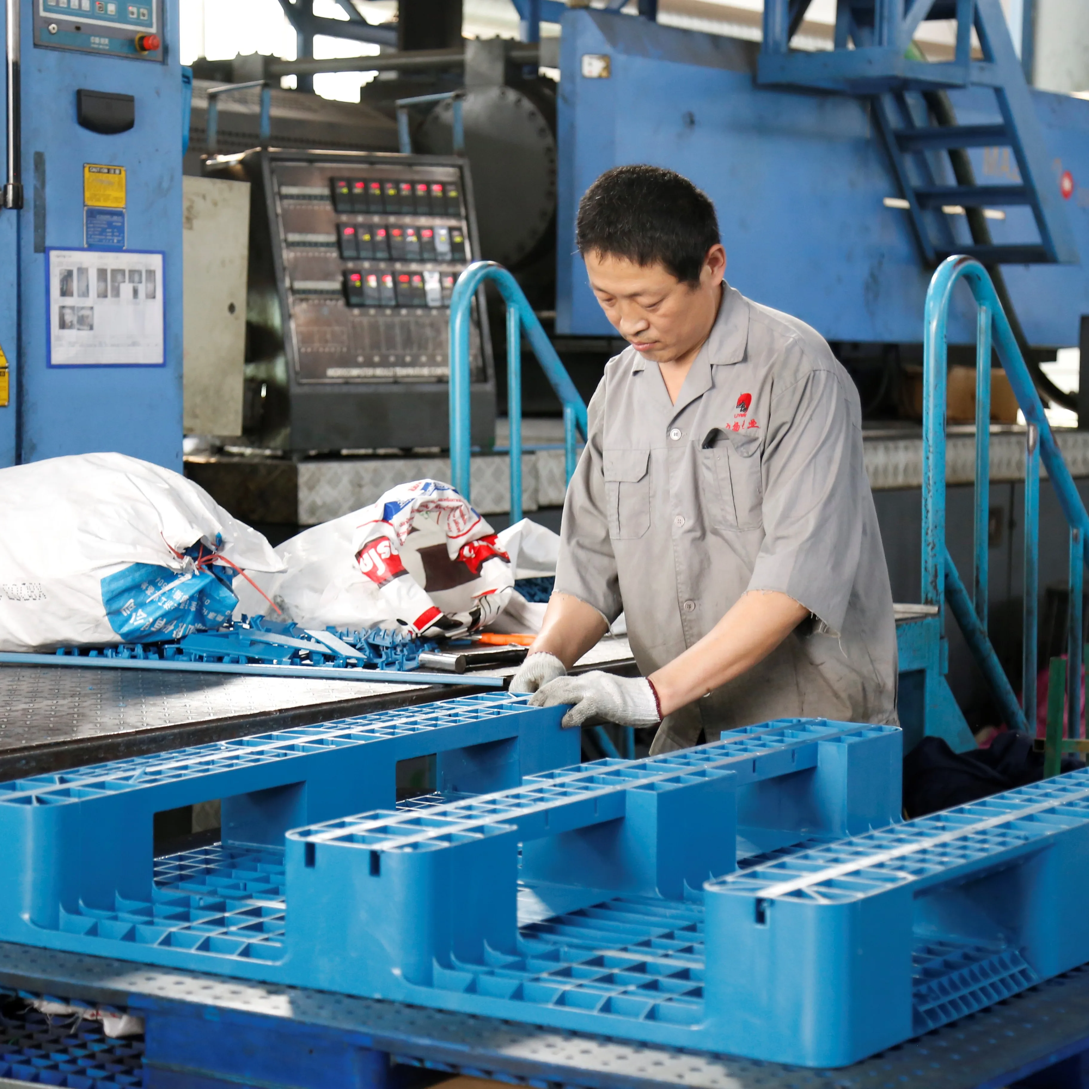 Double Faced Smooth Surface Cheap Heavy Duty Large Warehouse Storage Grid Surface HDPE Plastic Pallet for sale