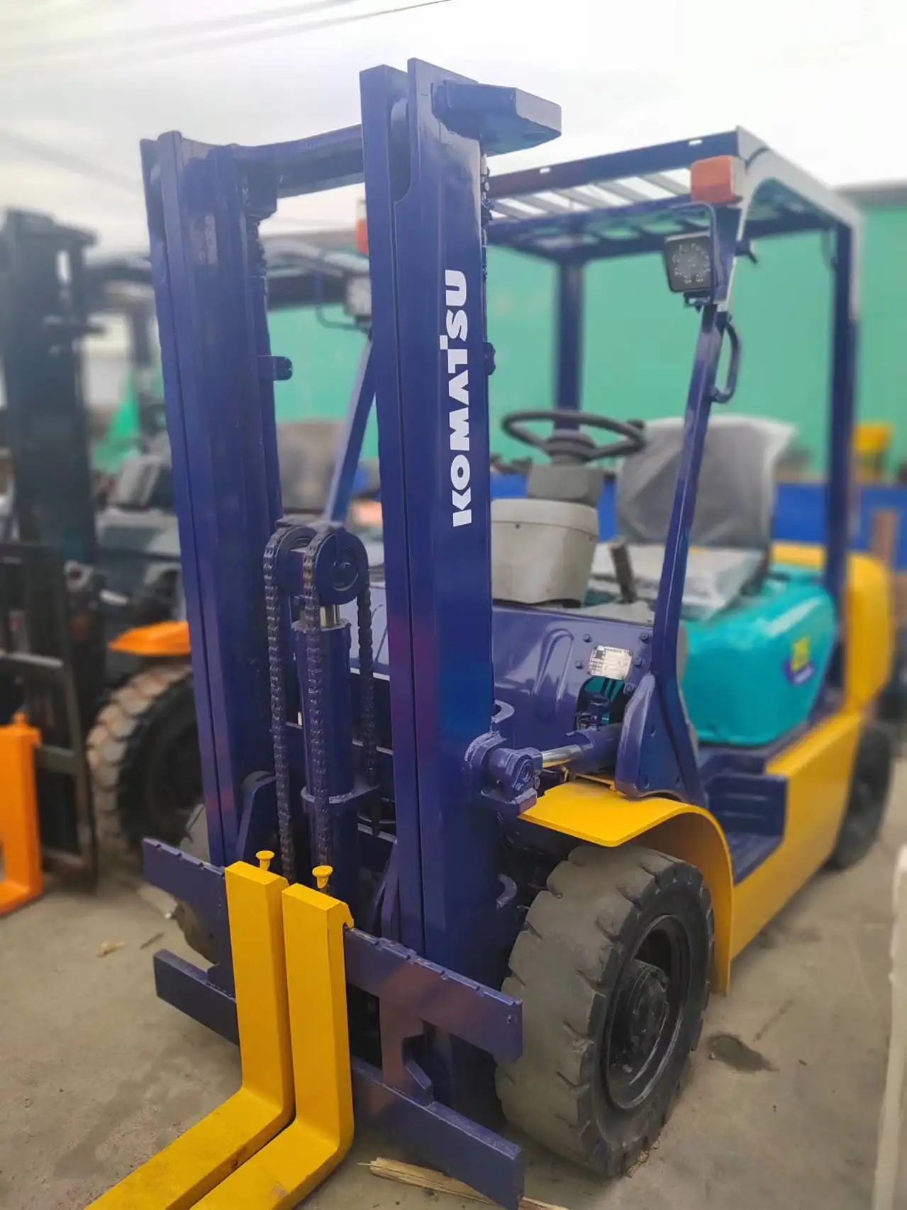 Подержанный японский вилочный погрузчик Komatsu 2 5 тонны с боковым сдвигом хорошее состояние для продажи сделано в Японии