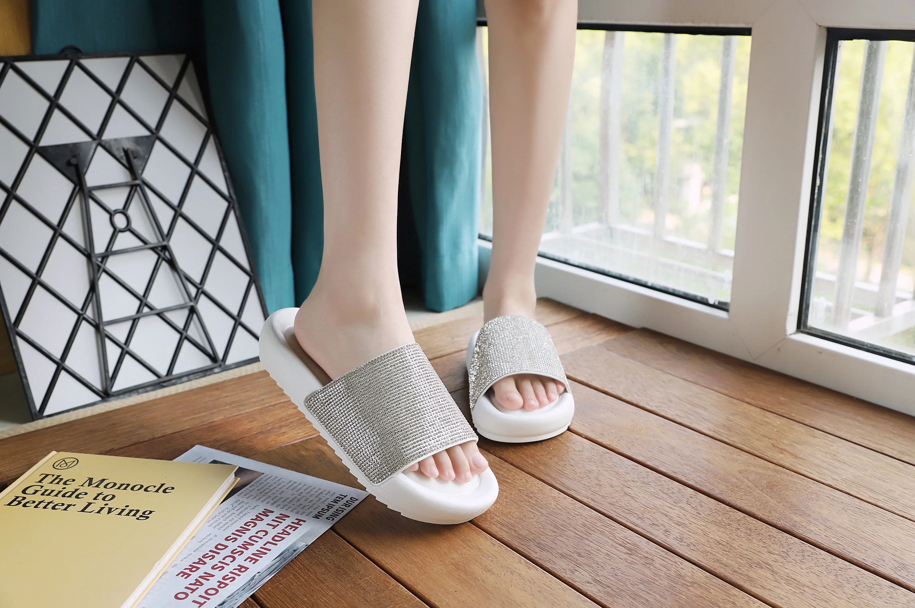 Customize Outdoor bling Decoration Flat Women Sandals outdoor Slides Slippers For Ladies Women Flat Sandals