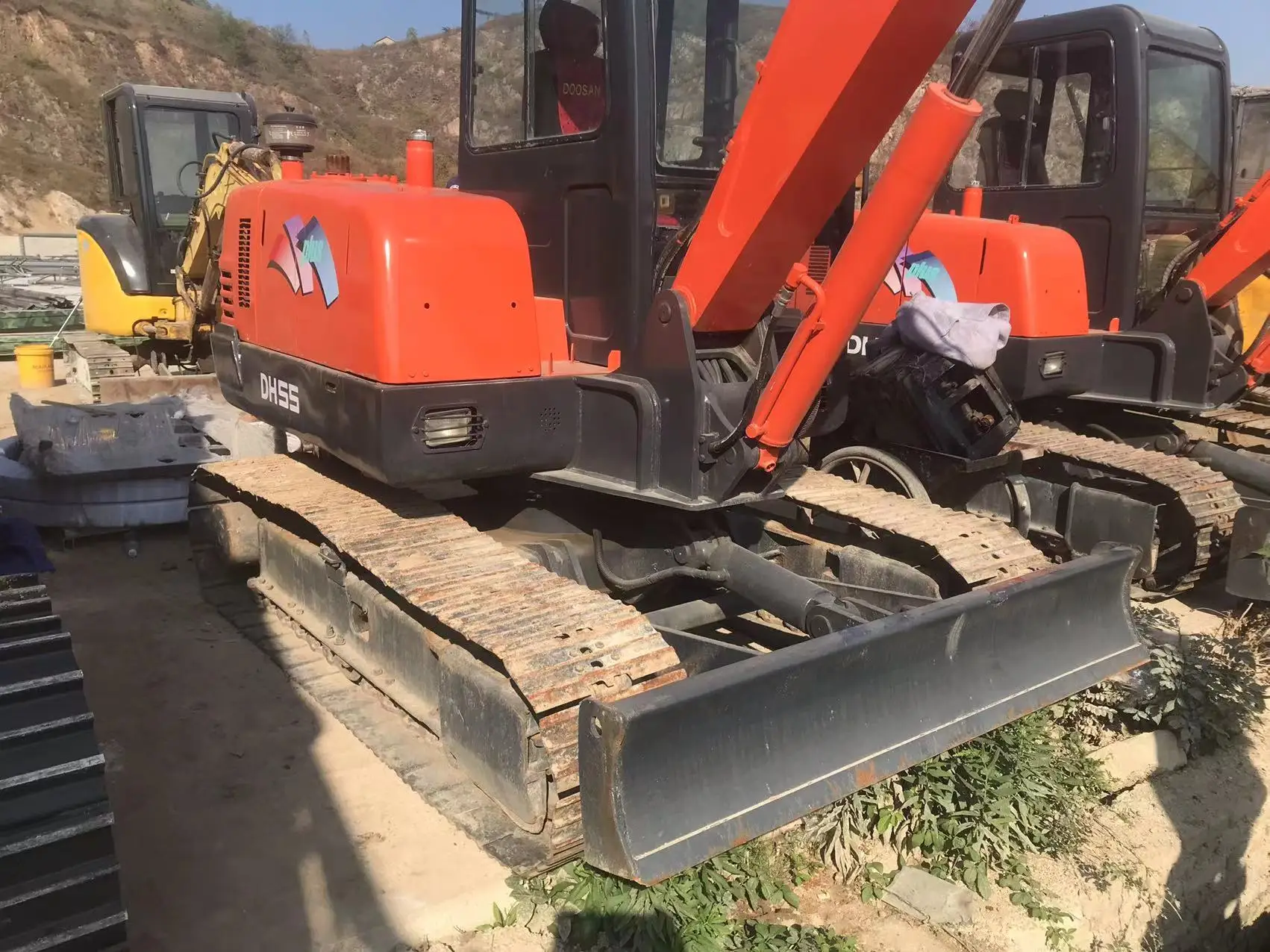 Doosan55 Crawler excavator factory price efficient Doosan 55 60 75 300 380 second-hand excavator for sale original