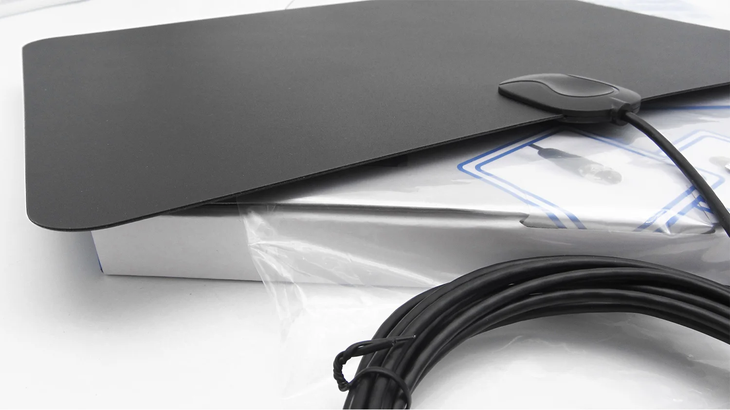 Amplified HDTV Digital indoor TV Antenna Support All Televisions  TV Antenna for Free Local Channels 4K HD 1080P FM/VHF/UHF