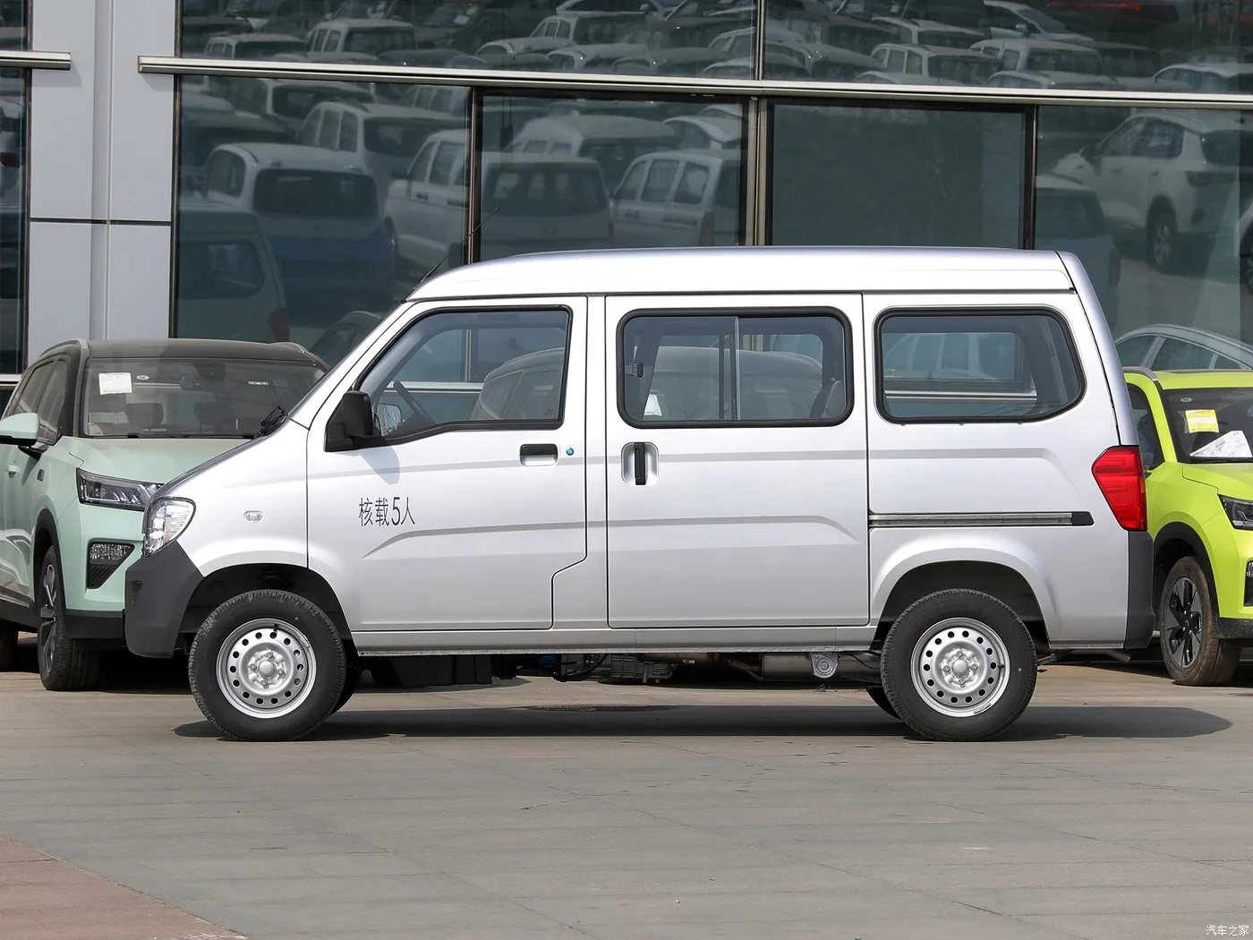 Cheapest Popular High Quality Van Minibus For Wuling Light 2023 1.5L Practical 5/7 seats