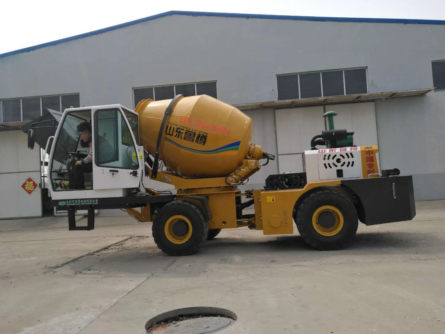 LUZUN 1M3 1.2M3 1.3M3 Self Loading Mobile Concrete Mixer Machine Price Self-loading Concrete Mixer Truck for Sale in Dubai