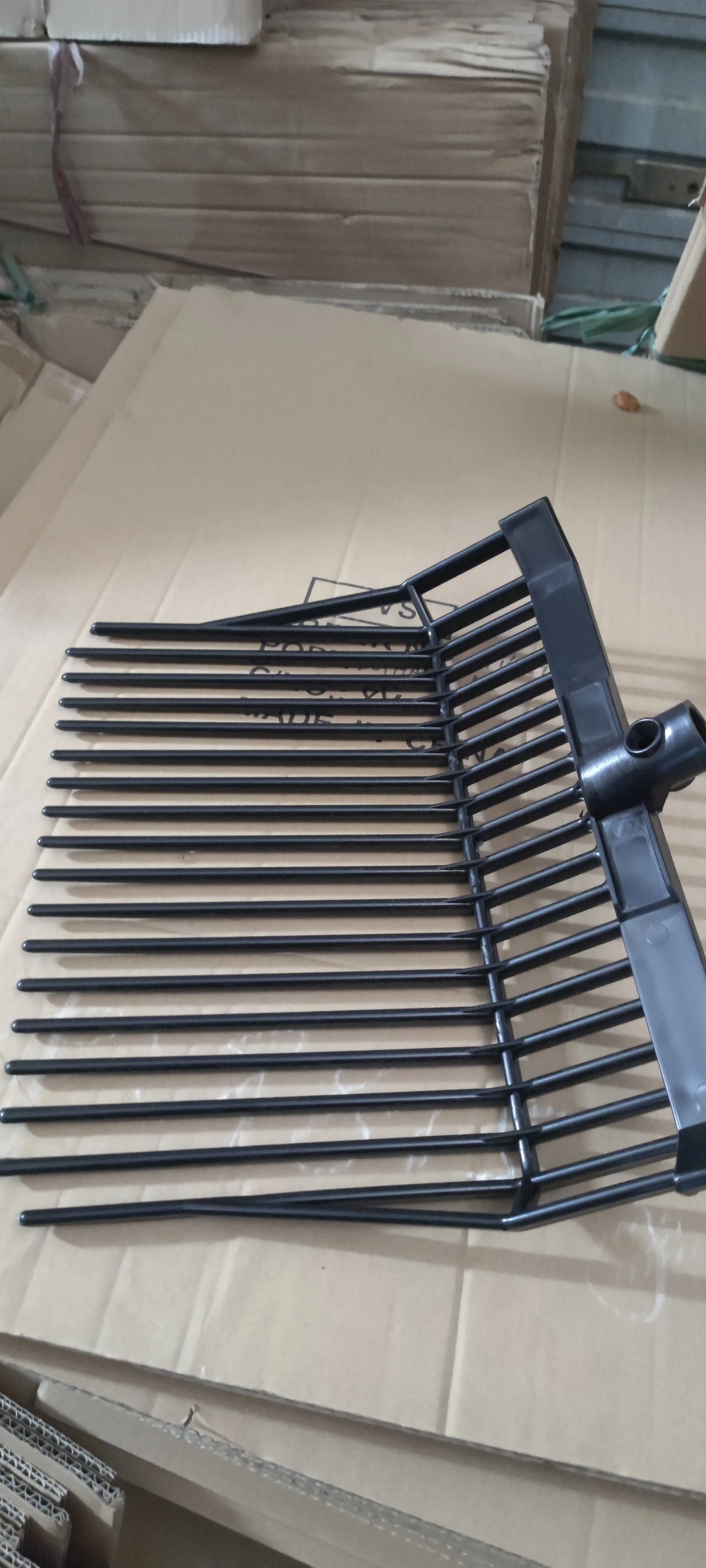 China Cheap Hot Sale Plastic Black Horse Manure Fork Head Garden Fork