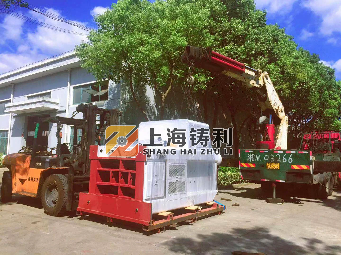 Машина для упаковки пищевых продуктов из алюминиевой фольги