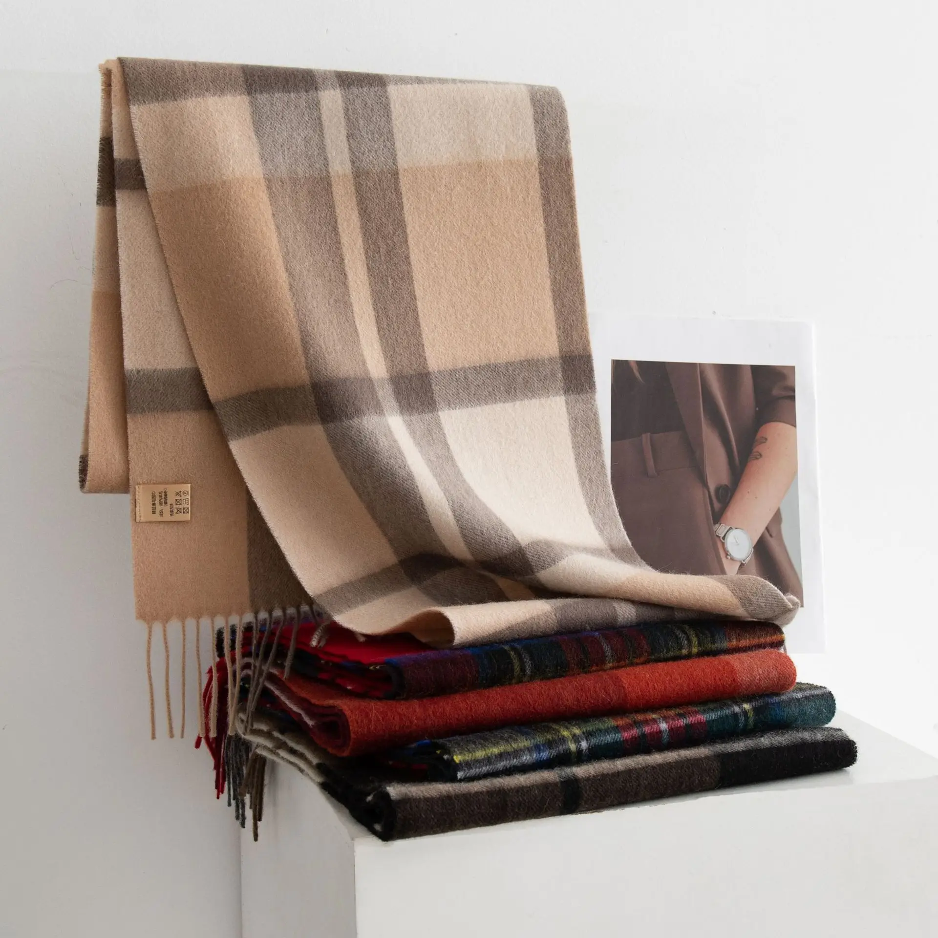 Женский шерстяной шарф в клетку