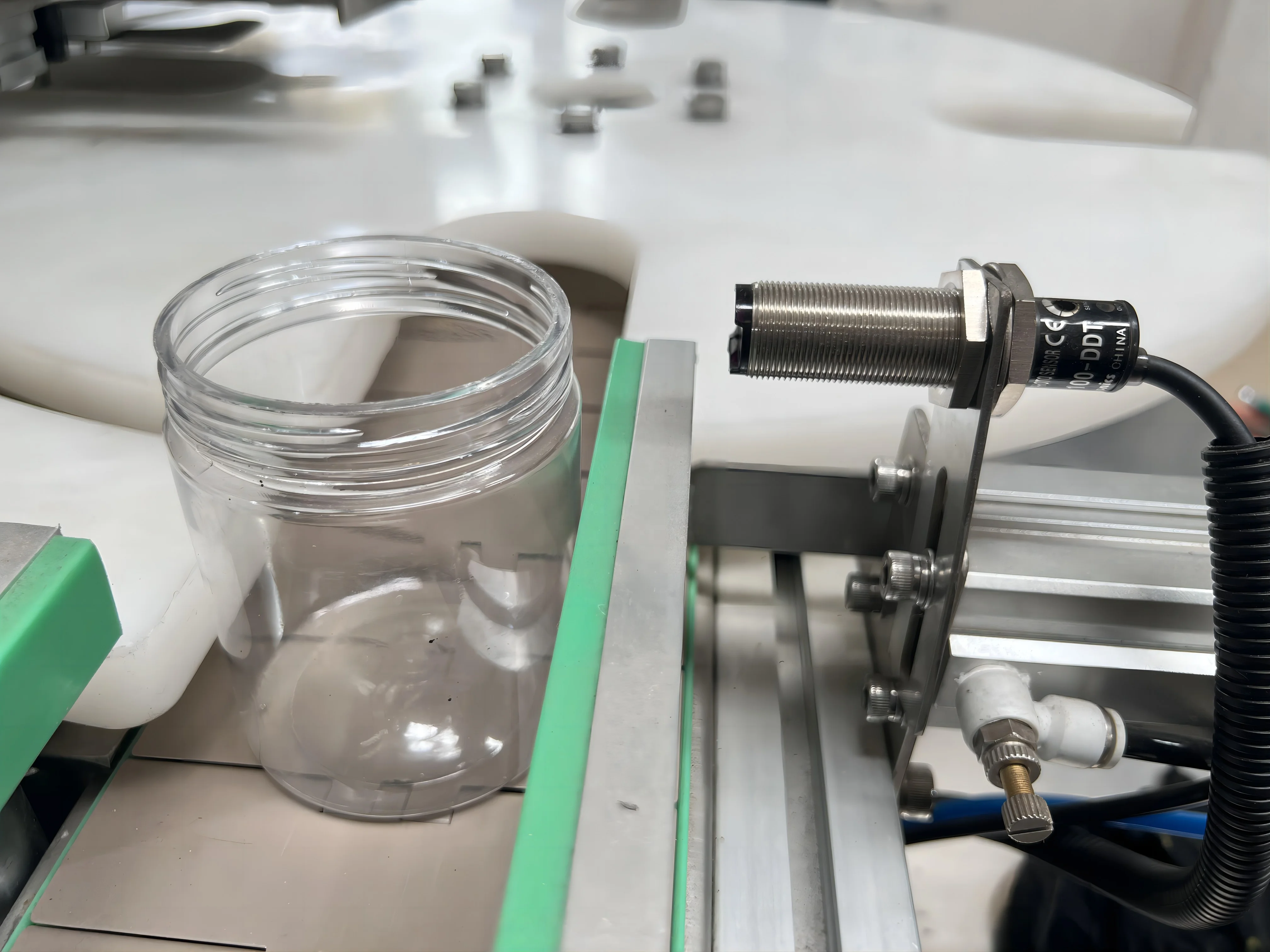 China Manufacture Automatic Food Dry Fruit Roll Aluminum Foil Container Sealer Seal Machine