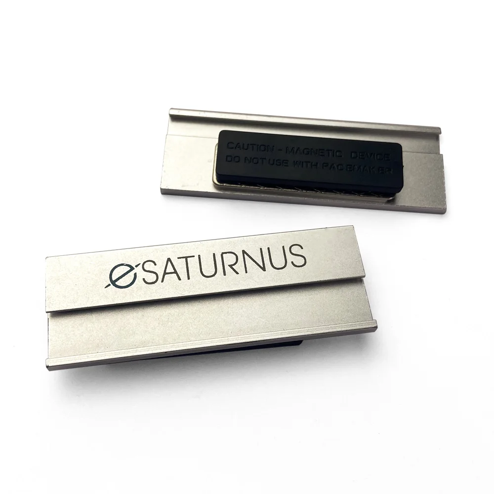 Дешевая низкая цена Магнитный Магнит Серебряный сублимационный именной значок табличка с вставкой