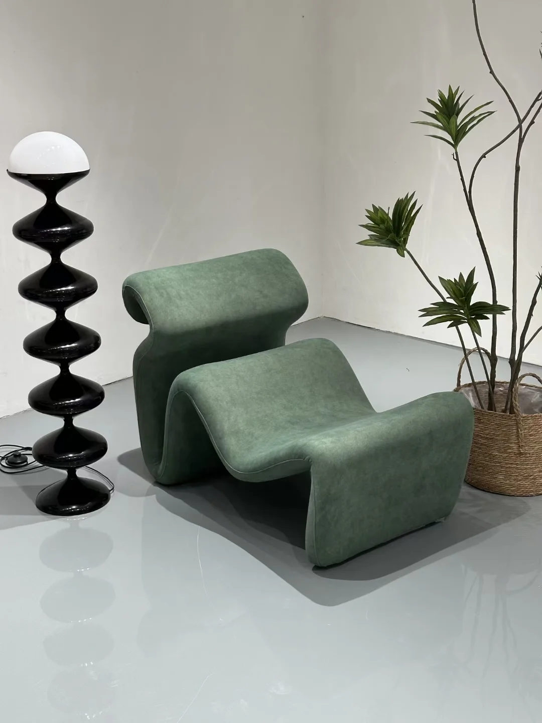 MEIJIA Designer abstract lines fold and Etcetera Bend bendy velvet Lounge Chair fiberglass profiled lounge chair