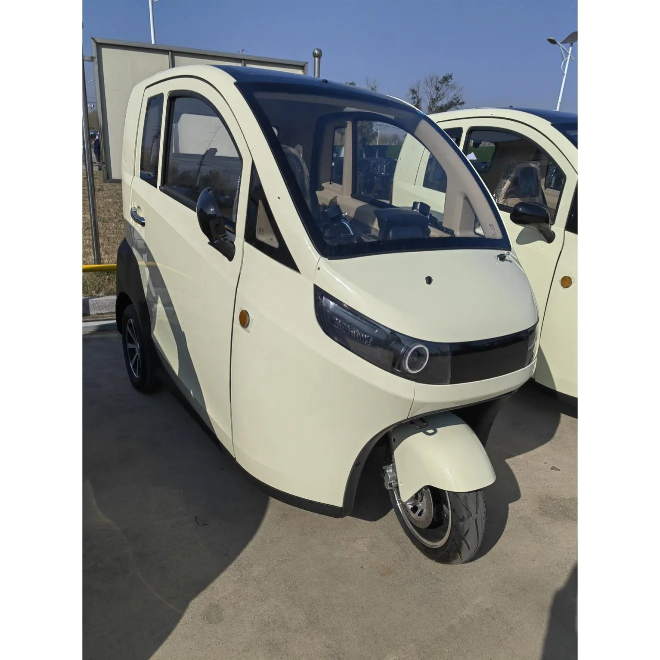 2023 Hot electric tricycle cargo car 1500w 2200w 3000w enclosed cabin scooter car
