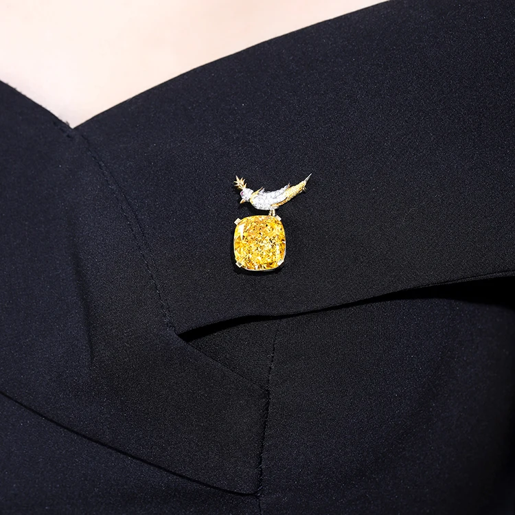 Luxury style kingfisher bird brooch 18K real gold with simulated diamond corundum big carat brooch