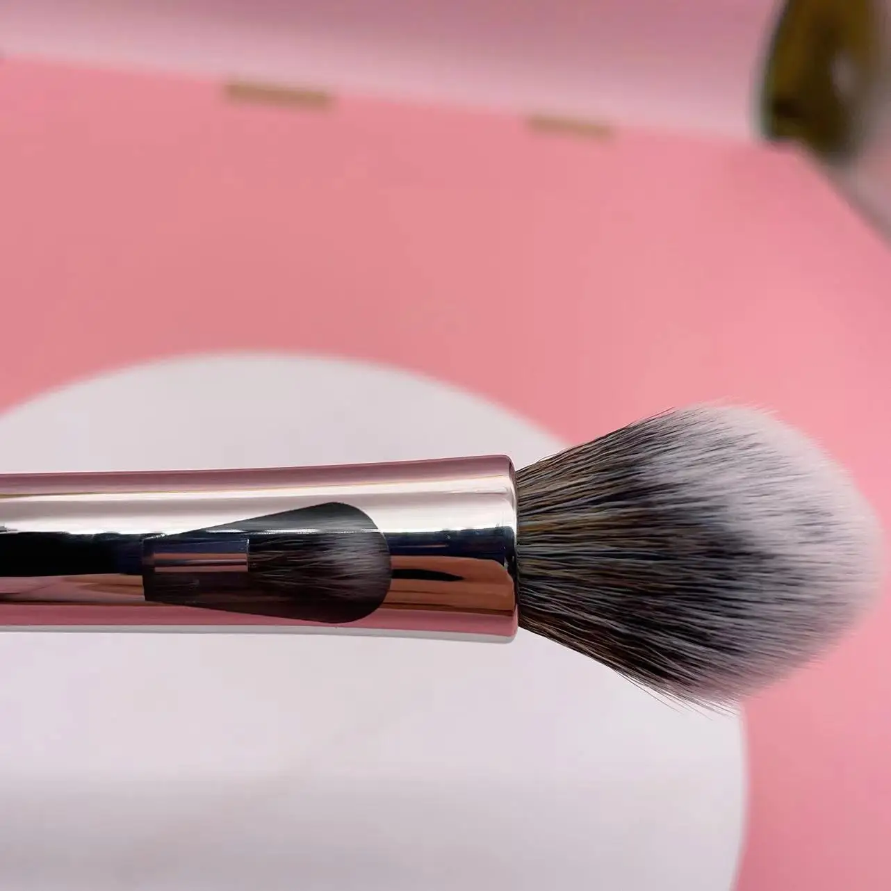 YRX 4 In 1 Patent Design Travel Portable Foundation Brush Multifunction Fashion Makeup Tools Beauty Tools Custom Makeup Brush