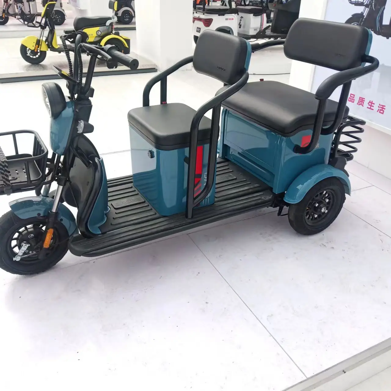 2024New electric tricycle high-power cargo pulling manned UniversalFactory wholesale electric motor bike electric tricycles