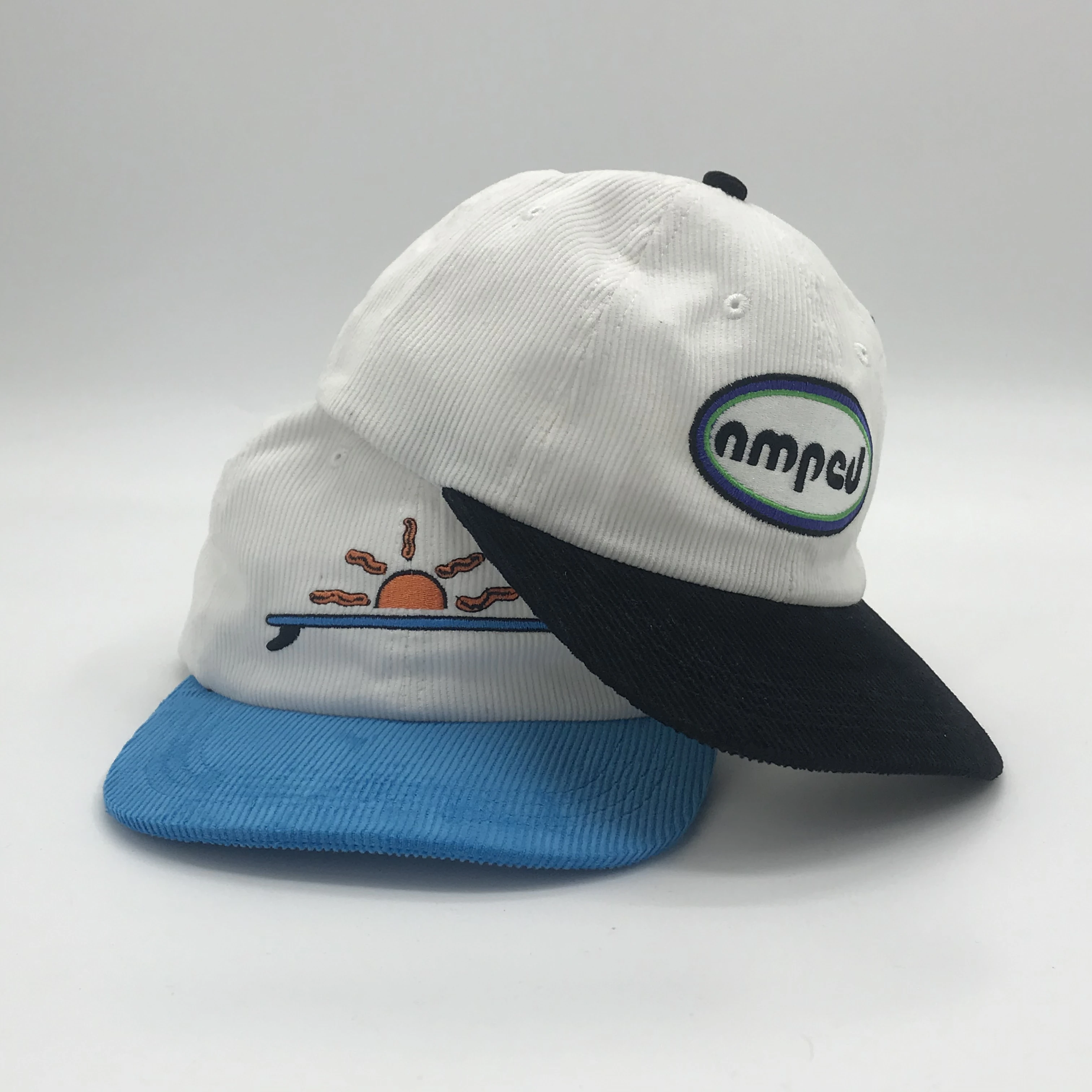 Two Tone Unstructured Cap With Custom Embroidery Logo Design 6 Panel Flat Brim Baseball Hat