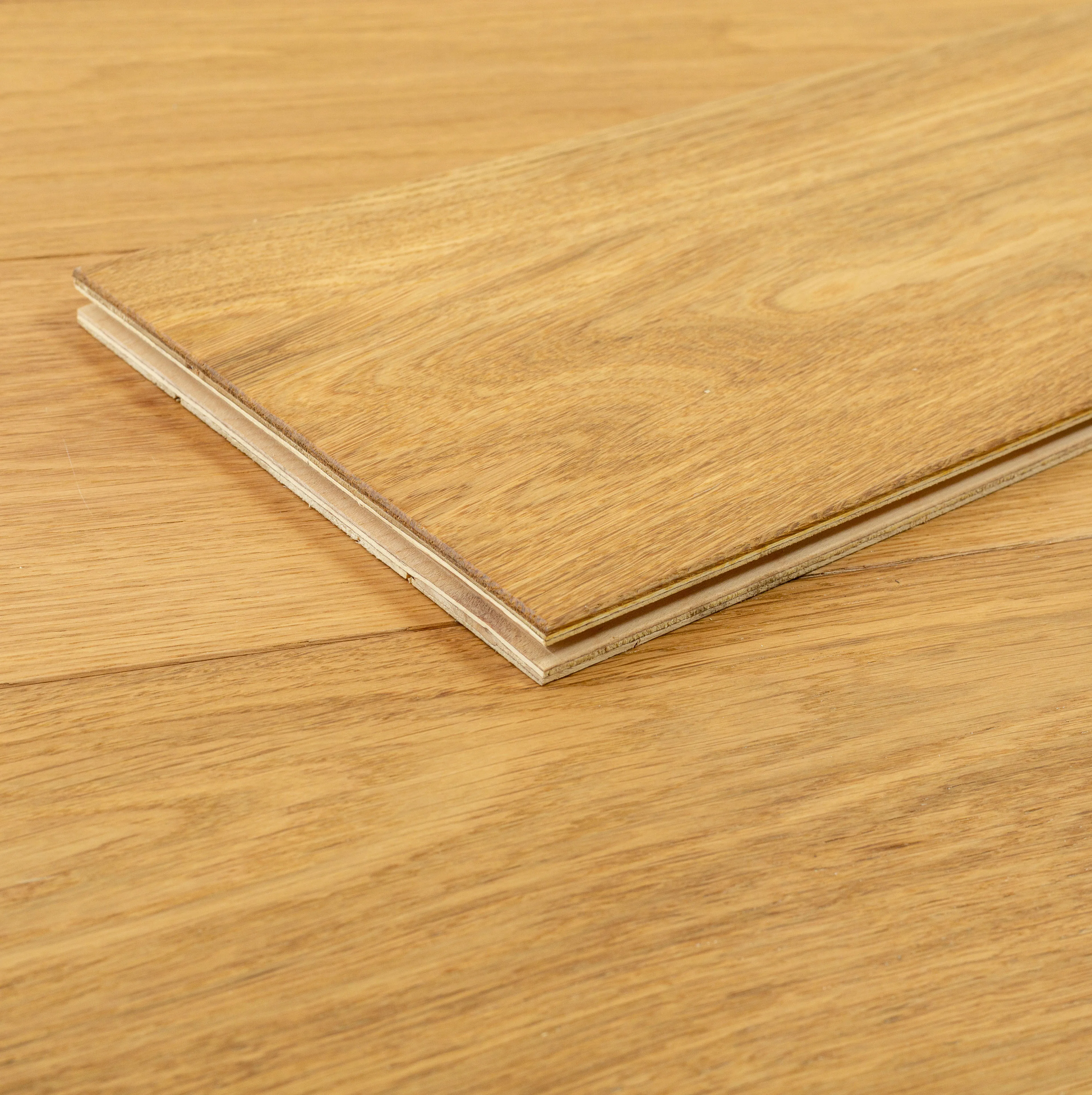3 layers  wire brushed oak engineered wood flooring