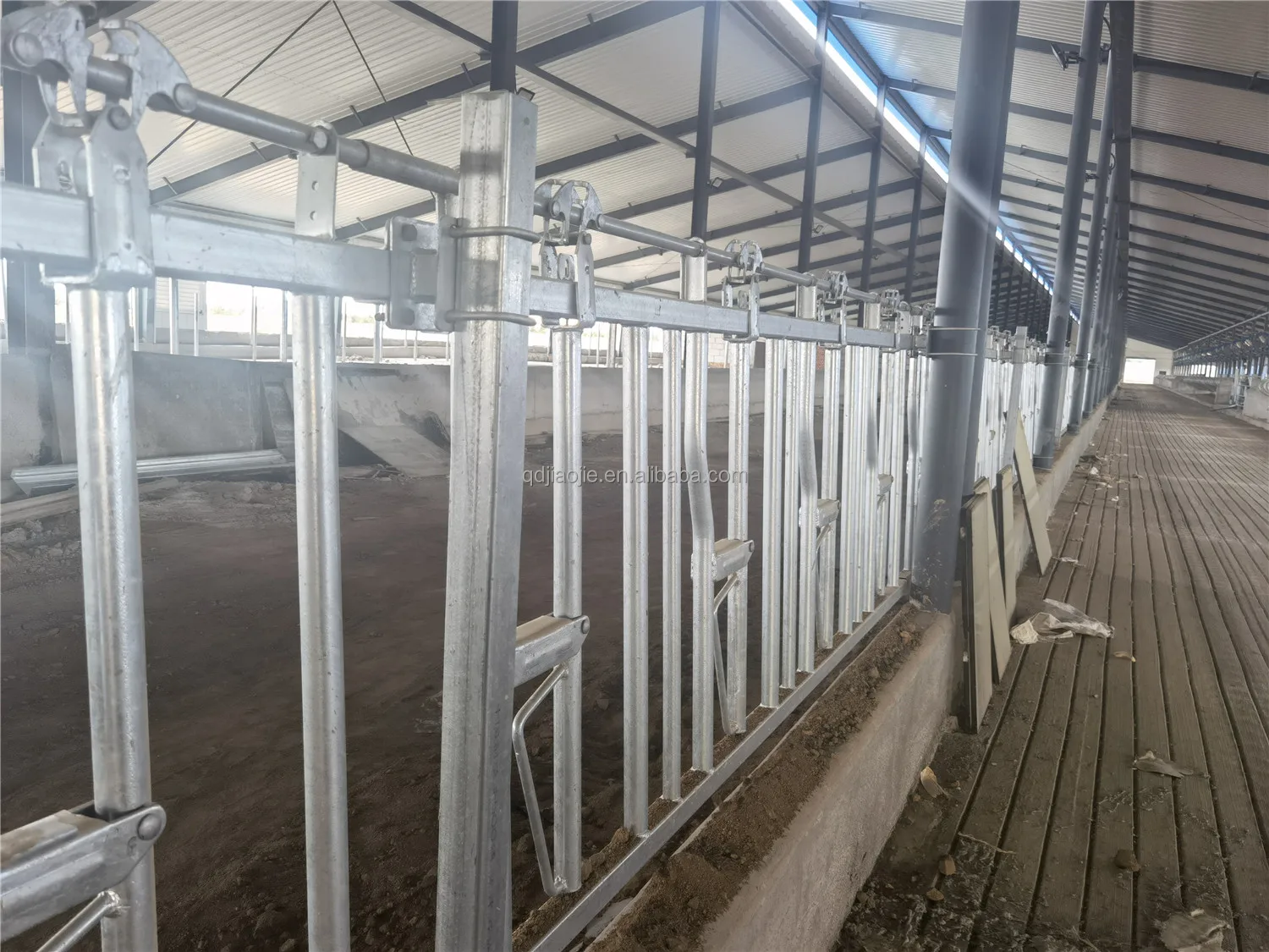 Factory price cattle headlocks with dairy cow galvanized cattle farm headlock