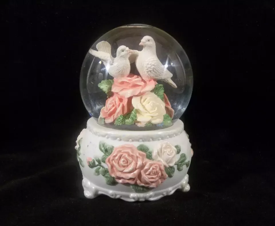 Peace Symbol Music Box Glitter Doves Water Globe Handmade Resin Beautiful Rose Pigeon Romantic Glass Snow Globe Wedding Gift