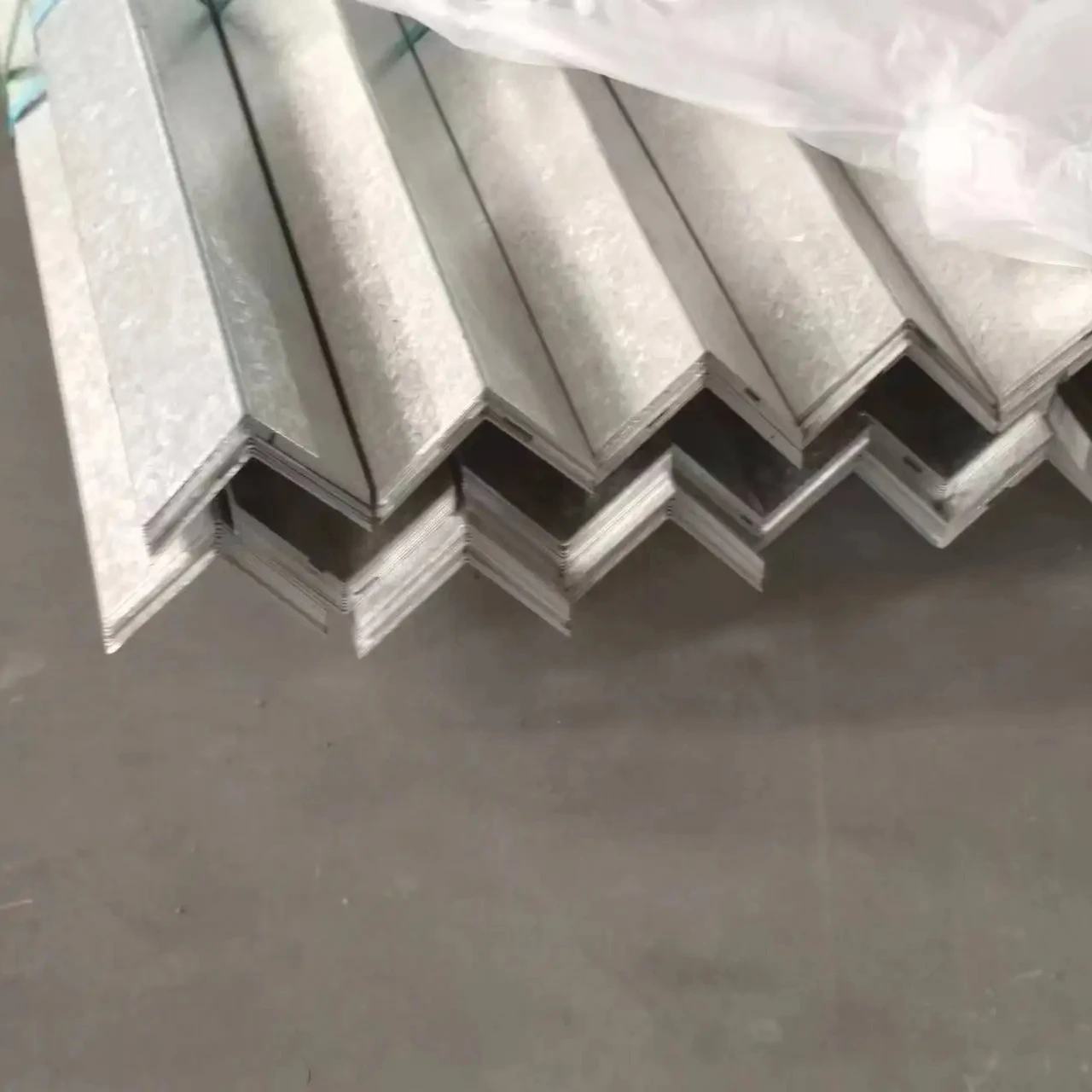 High quality galvanized wall angle and perforated wall corner