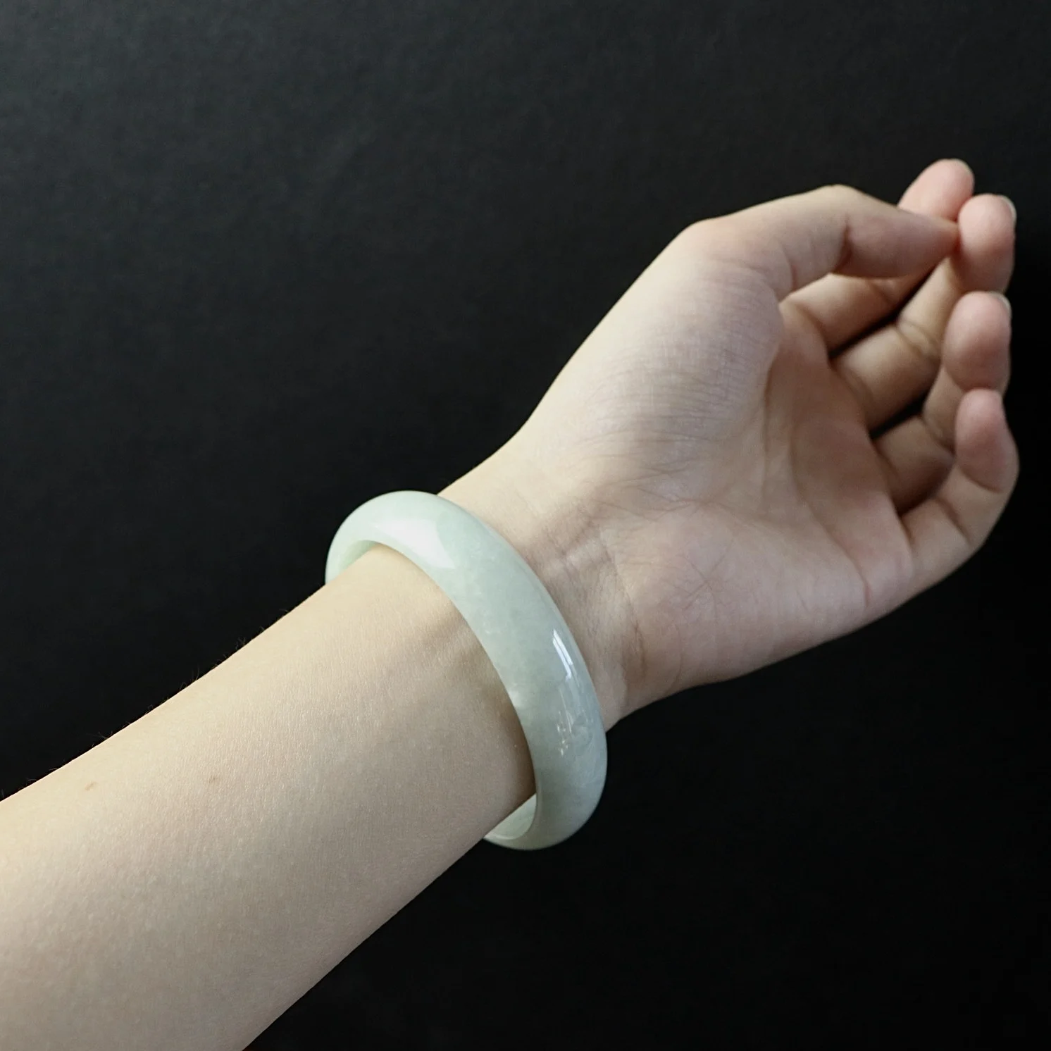 South Asia, Yingrun Light Green Is a Small Flaw in the New Chinese Plain Circle Tide Minority Safe Transit Jade Bangle