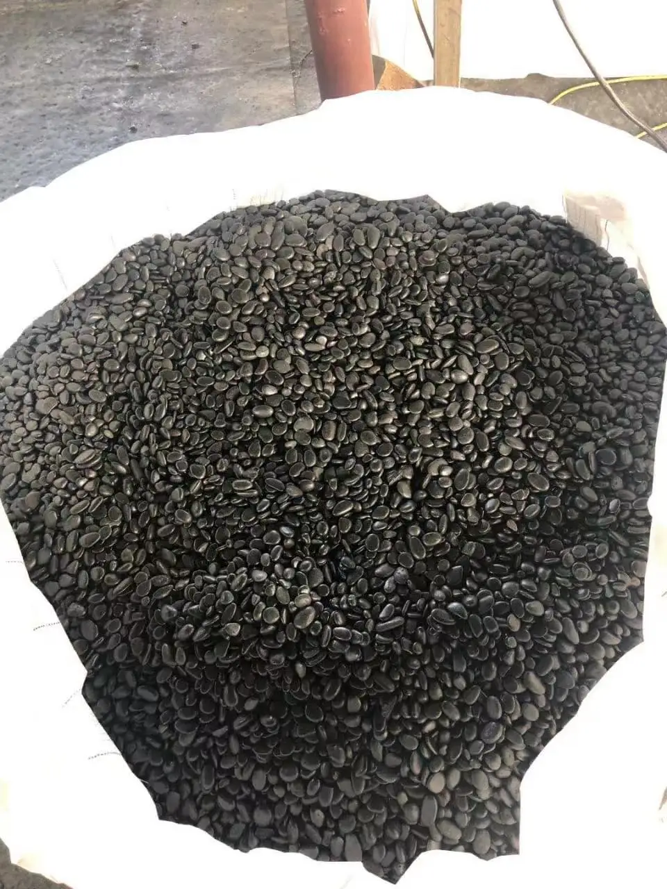 Hot selling great quality various sizes natural mini black stone pebbles