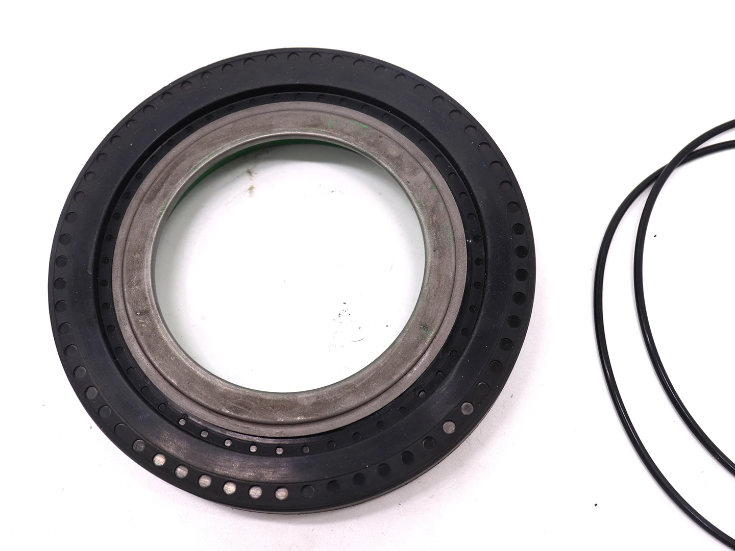Brand New F-o-r-d F250 F350 S-u-p-e-r-d-u-t-y 2005-2014 Front Axle Seal And Greaseable U Joint Kit OE 2014835