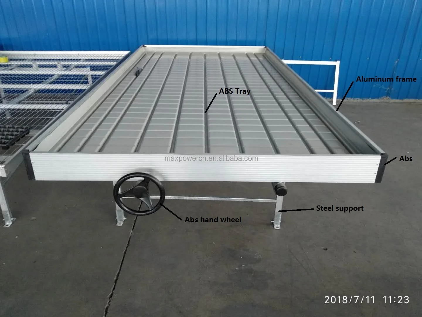  Пластиковые тепличные столы с прожекторным лотком 2x4 система ebb и