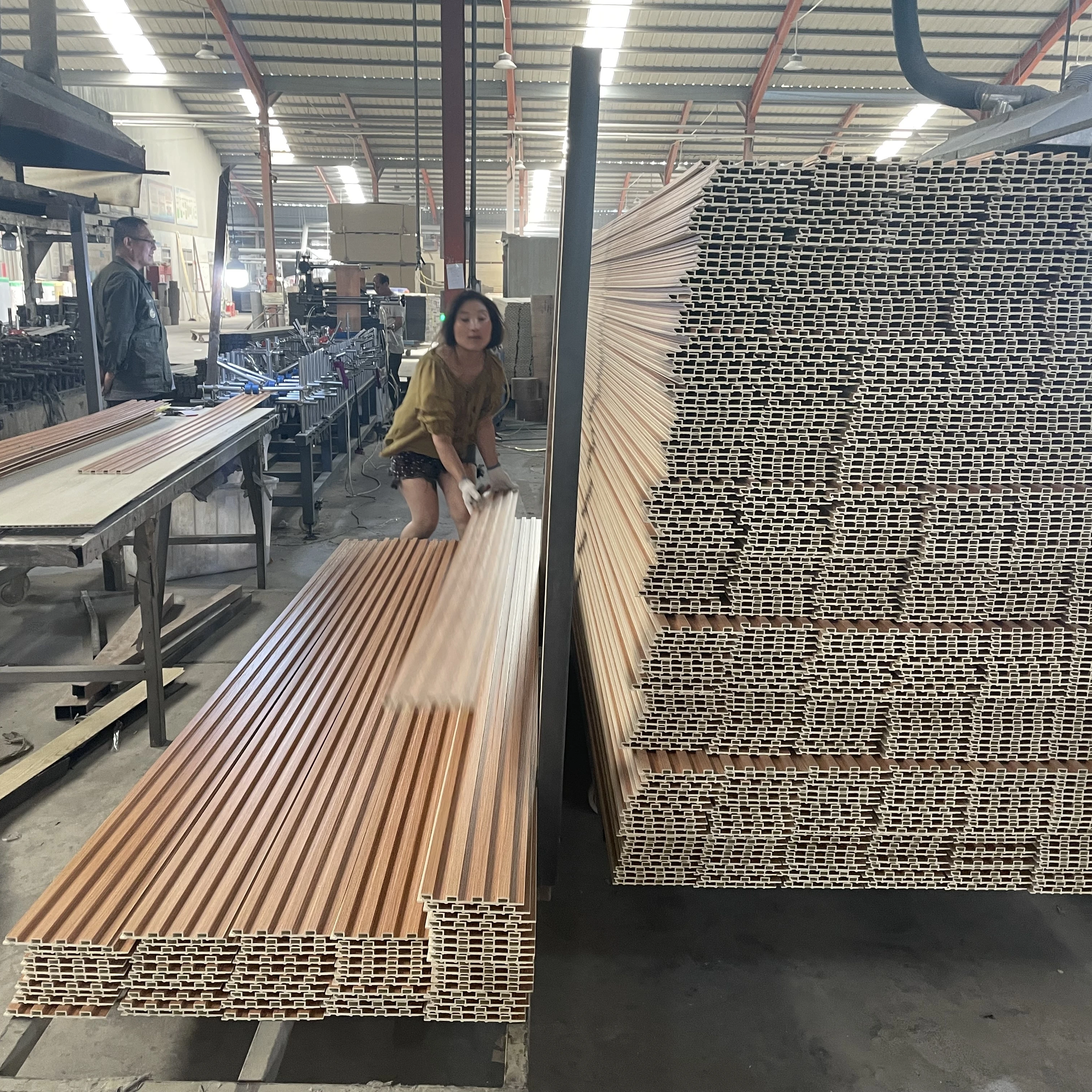 Низкая цена Современная наружная декоративная деревянная пластиковая композитная стеновая панель из ДПК облицовочная потолочная