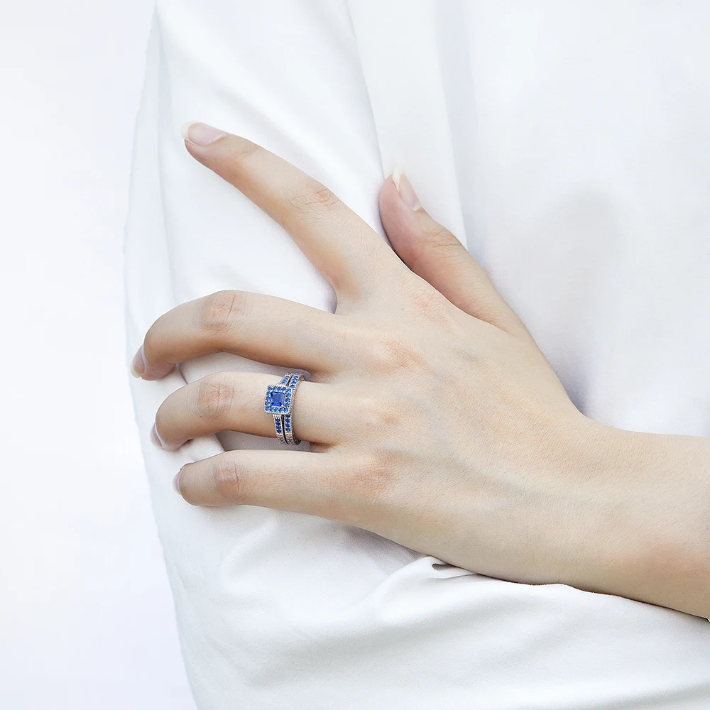 Простое обручальное кольцо с синим фианитом 4*4 мм, серебро 925 пробы