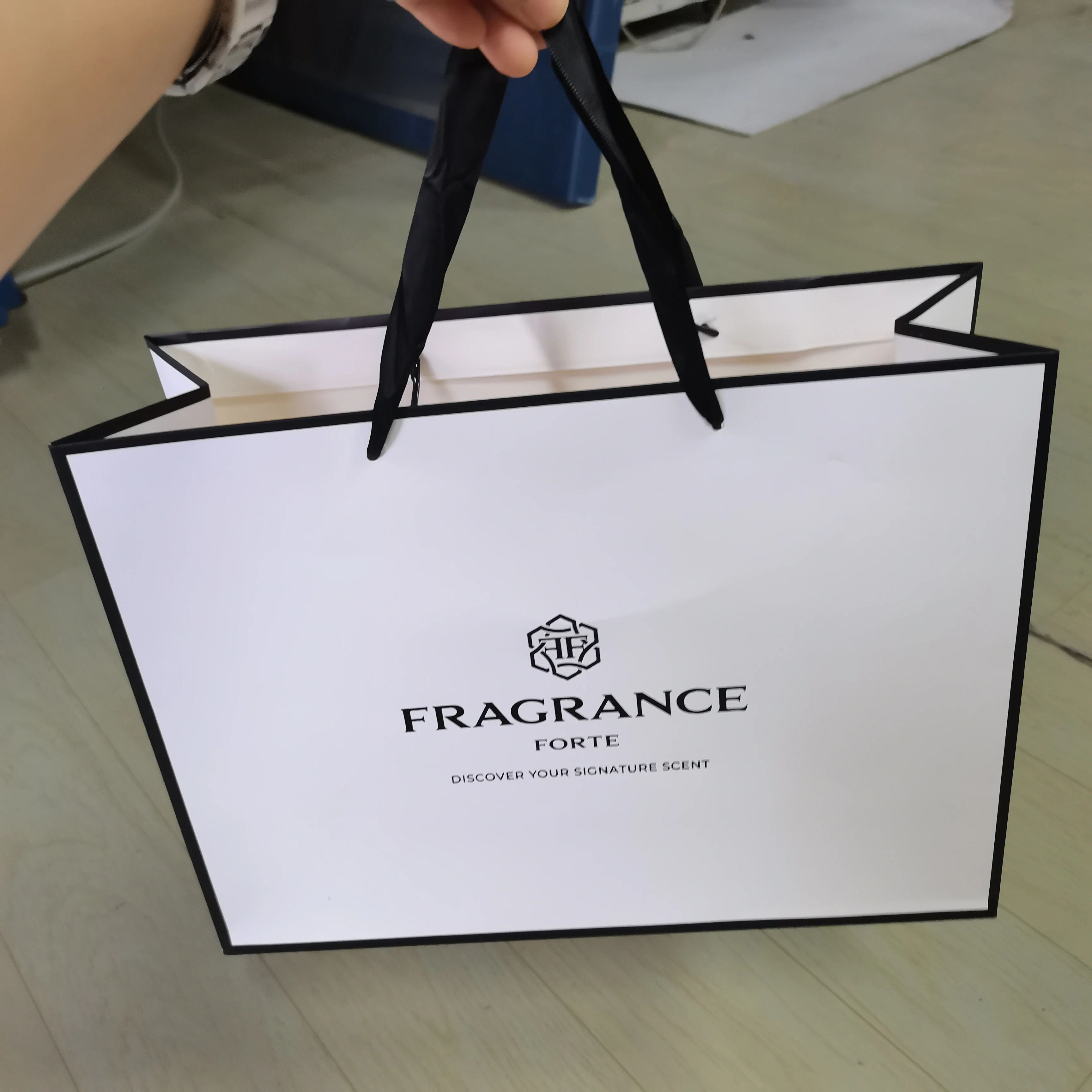 Luxury Black Gift Paper Bag Custom Printed Logo For Shoes Clothes Shopping Wedding Gift Jewelry Packaging With Ribbon Handles