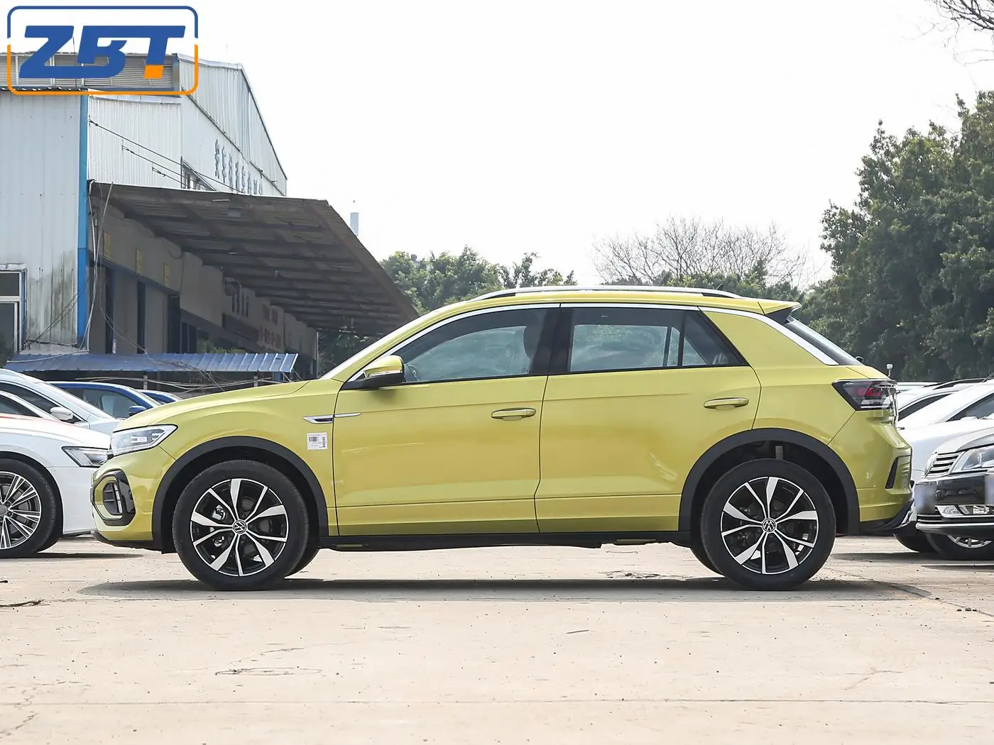 Autozbt Low Price 2024 Used VW T-Roc 300 Tsi Compact SUV Petrol Vehicle 1.5t Gasoline Car High Speed 200 Km/H 5 Seats Auto