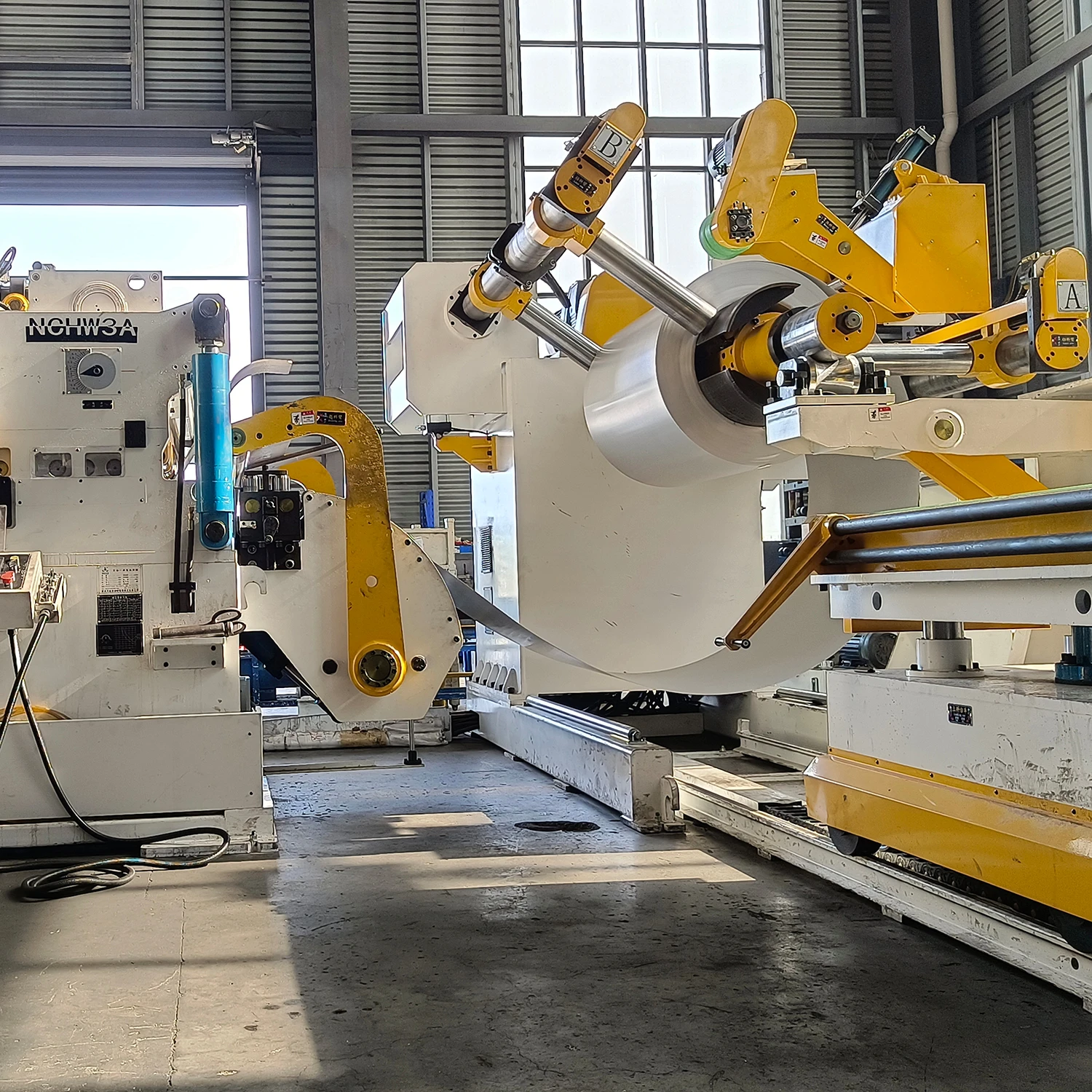 Пневматическая штамповочная машина с автоматическим выпрямителем и распределителем