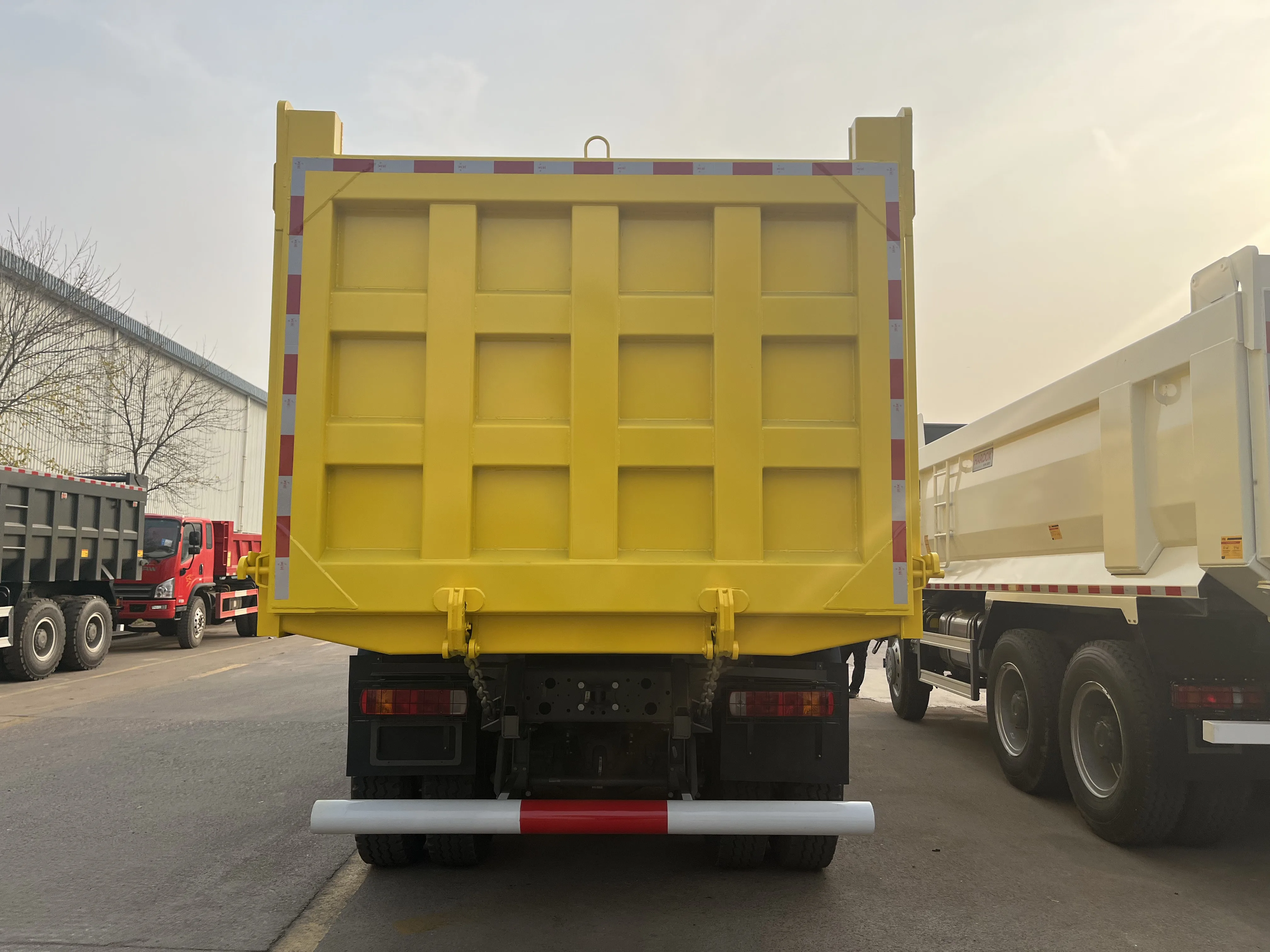 SINOTRUK 8X4 400Hp HOWO Dump Truck High Capacity 400Hp HOWO Tipper New Condition Diesel Manual Heavy Truck Euro 2 Weichai