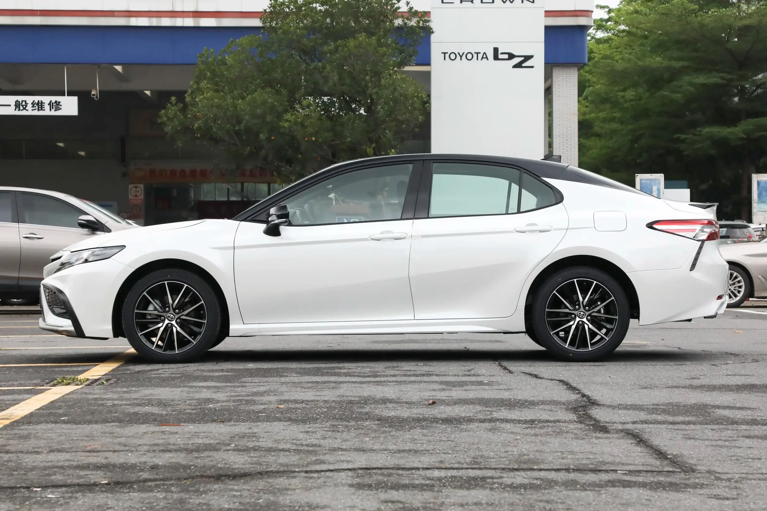 Лидер продаж седан Toyota Camry 2023 2 5 г роскошная версия среднего размера для продажи