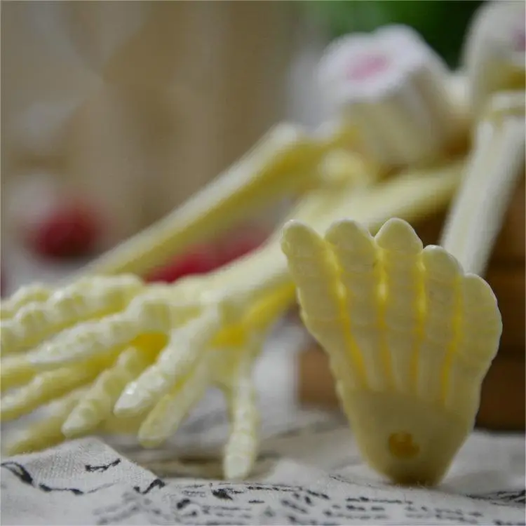Oem Wholesale Cartoon Crazy Big Hands And Bigfoot  Plastic lollipops Halloween Candy Stick Candy Toys
