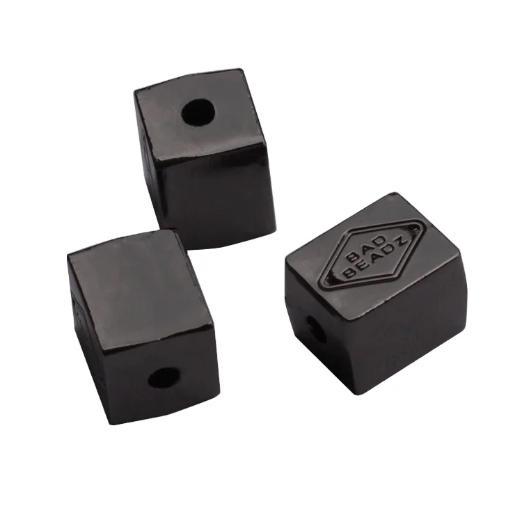 Изготовленные на заказ штампованные Имя сплав Металлические бусины логотип темно-серый цвет ручной работы ювелирные подвески бусины для браслетов