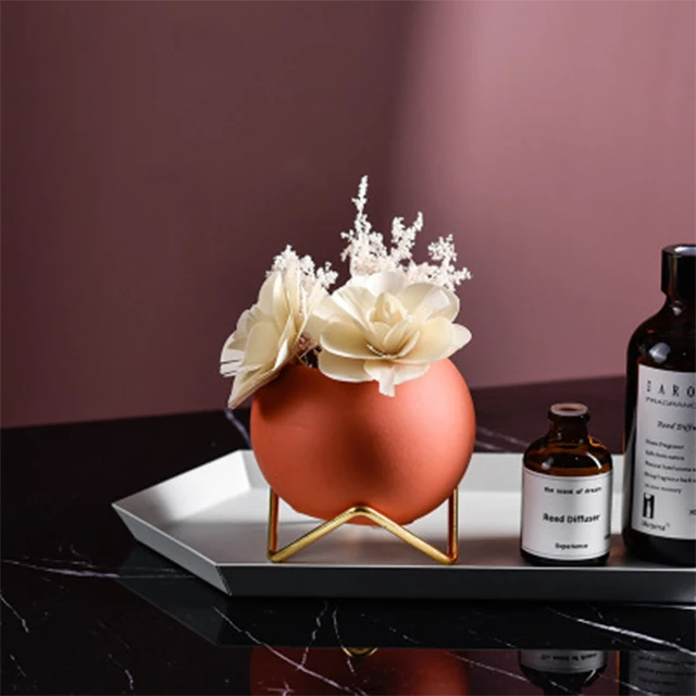 European-Style Round Ball Iron Tabletop Bracket Adorns Ceramic Vase