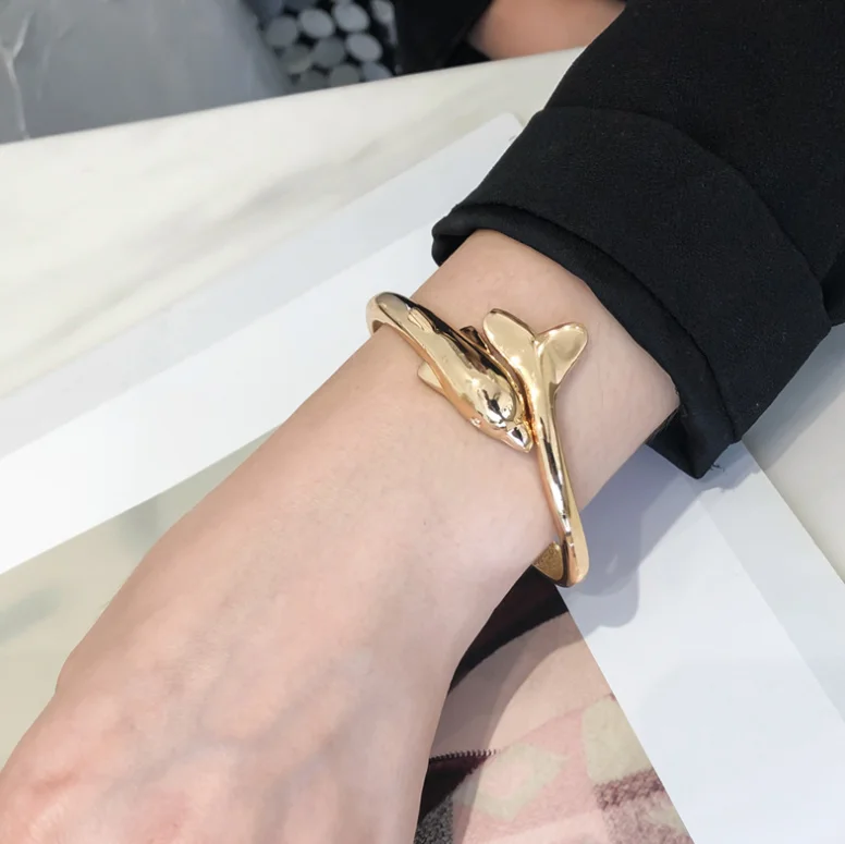 Женские браслеты в форме дельфина