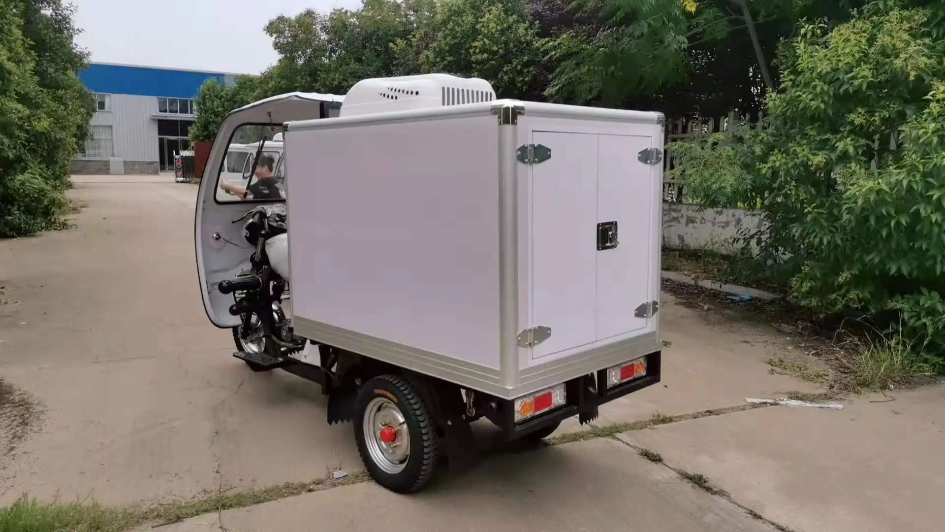 Охлажденный трехколесный велосипед с контейнером для холодного хранения постоянного тока