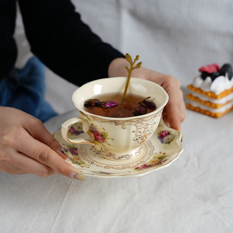 Набор керамических чашек для кофе с золотыми цветами