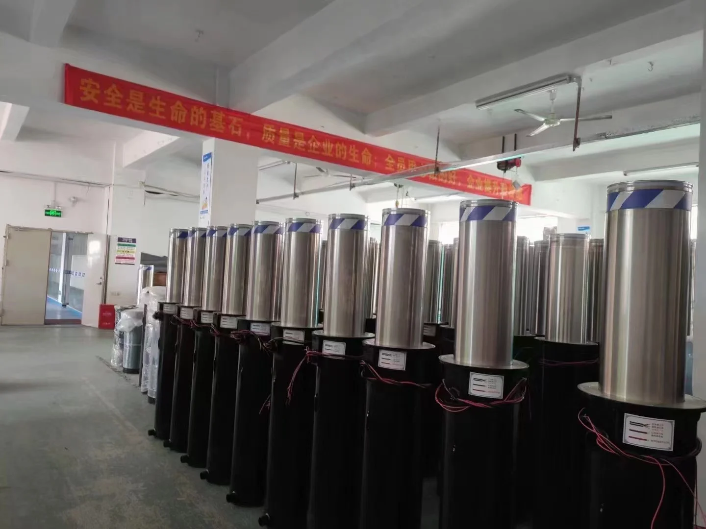 Automated & Manual Rising Retractable Steel Bollards Hydraulic Traffic Barriers for Road Parking & Parking Lot Safety Barricades