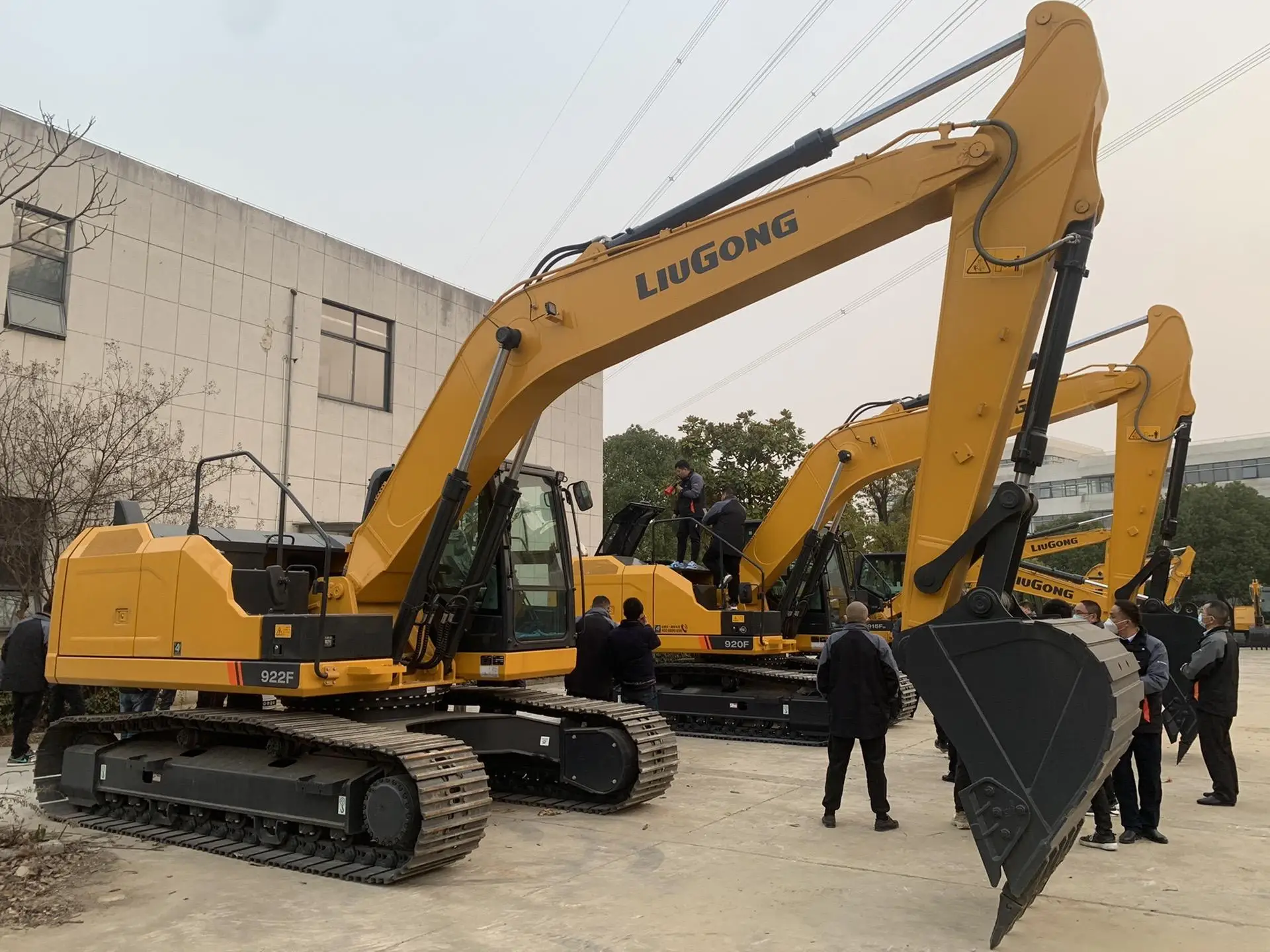 Powerful Performance: 922F Medium Excavator Offering 22 Tons of Force