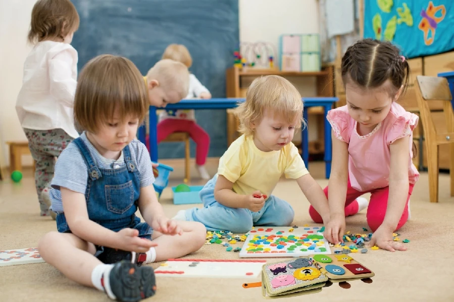 Giraffe Interactive Busy Board for Kids Early Education Quiet Book Drawing Toys