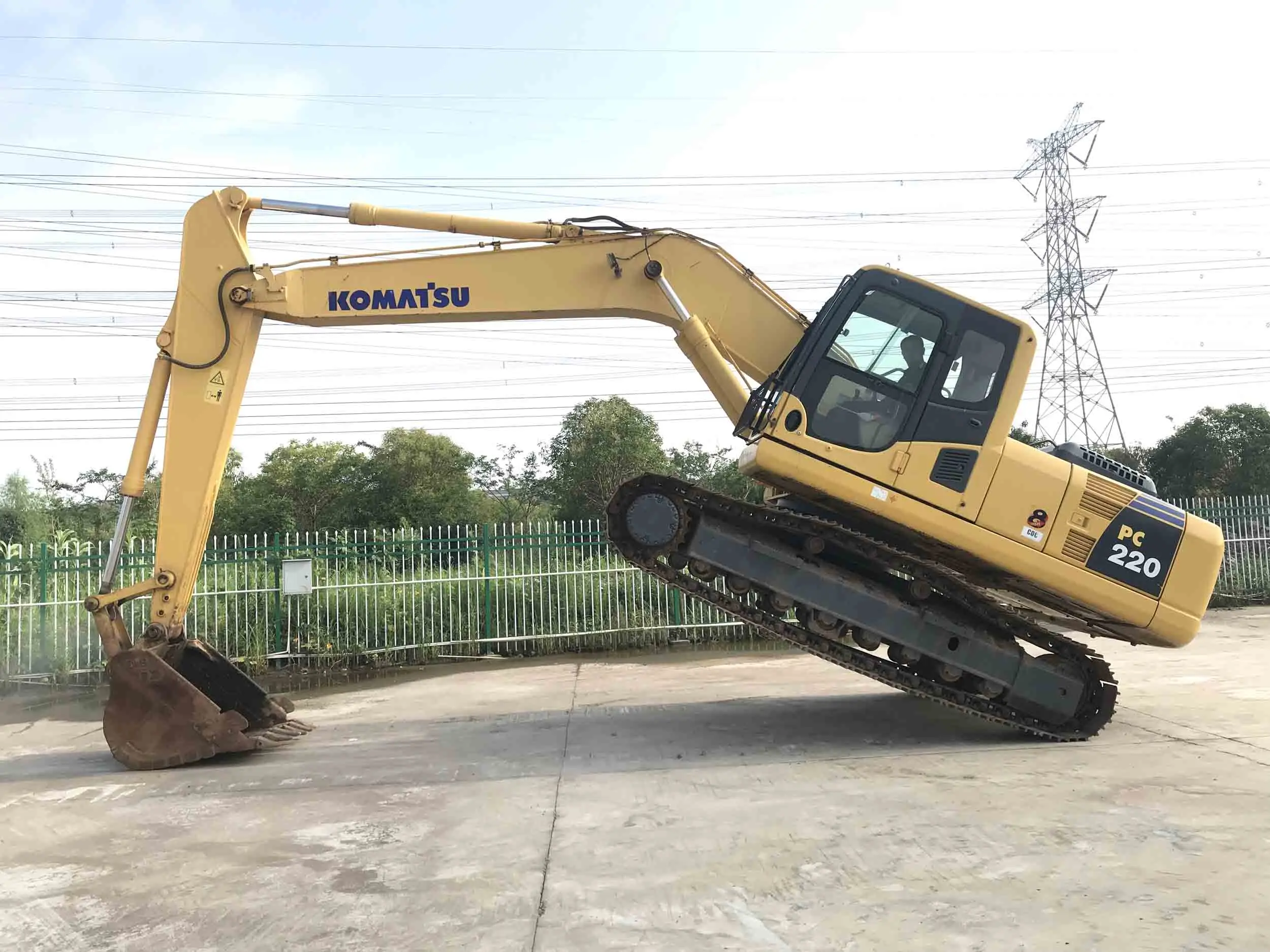 Active Used Construction Equipment Komatsu PC220-8 Crawler Excavator Digger/Durable Used Komatsu 22 ton Excavator at Good Price